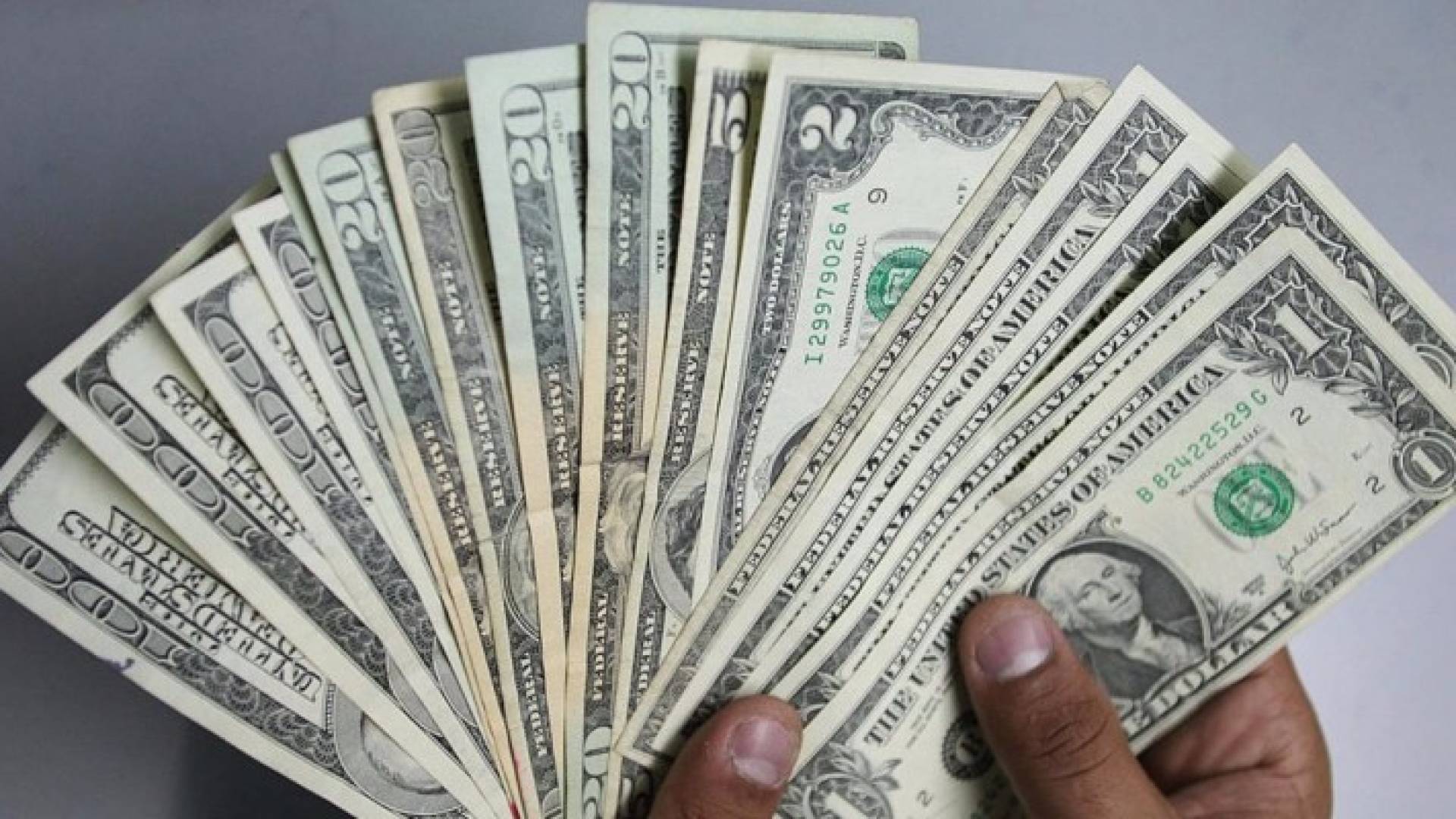 الدولار يتراجع بفعل بيانات مقلقة لمبيعات التجزئة