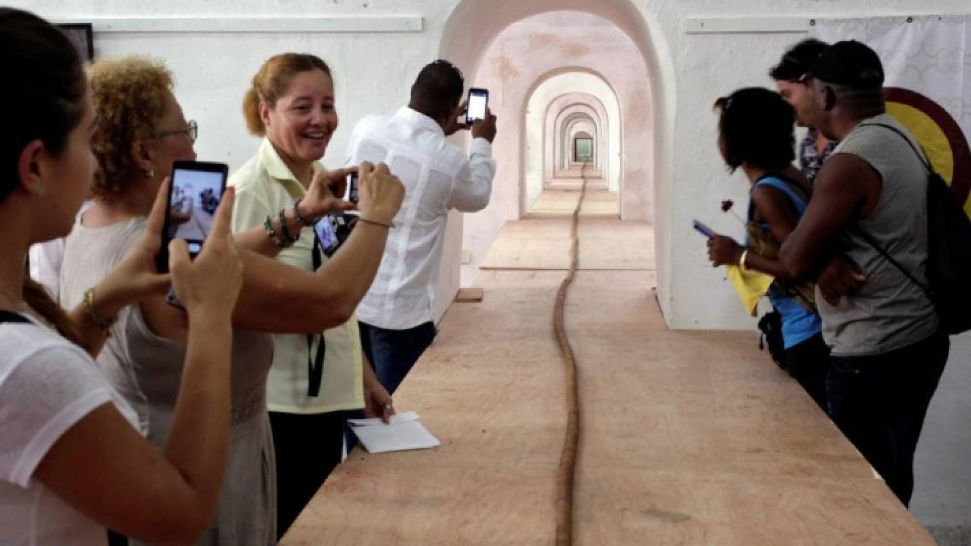 سيجار بطول ملعب كرة قدم هدية لكاسترو في عيد ميلاده