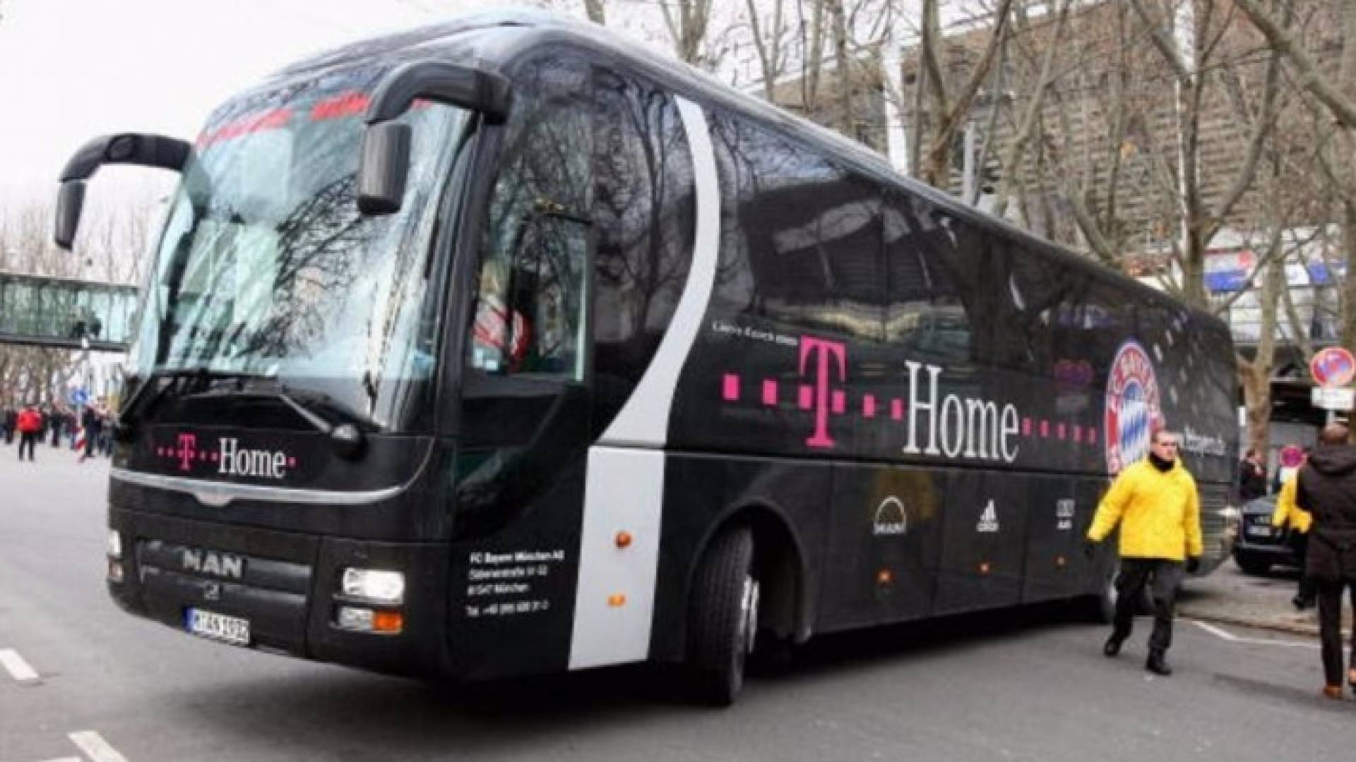 طفل يقود حافلة في ألمانيا دون أن ينتبه الركاب