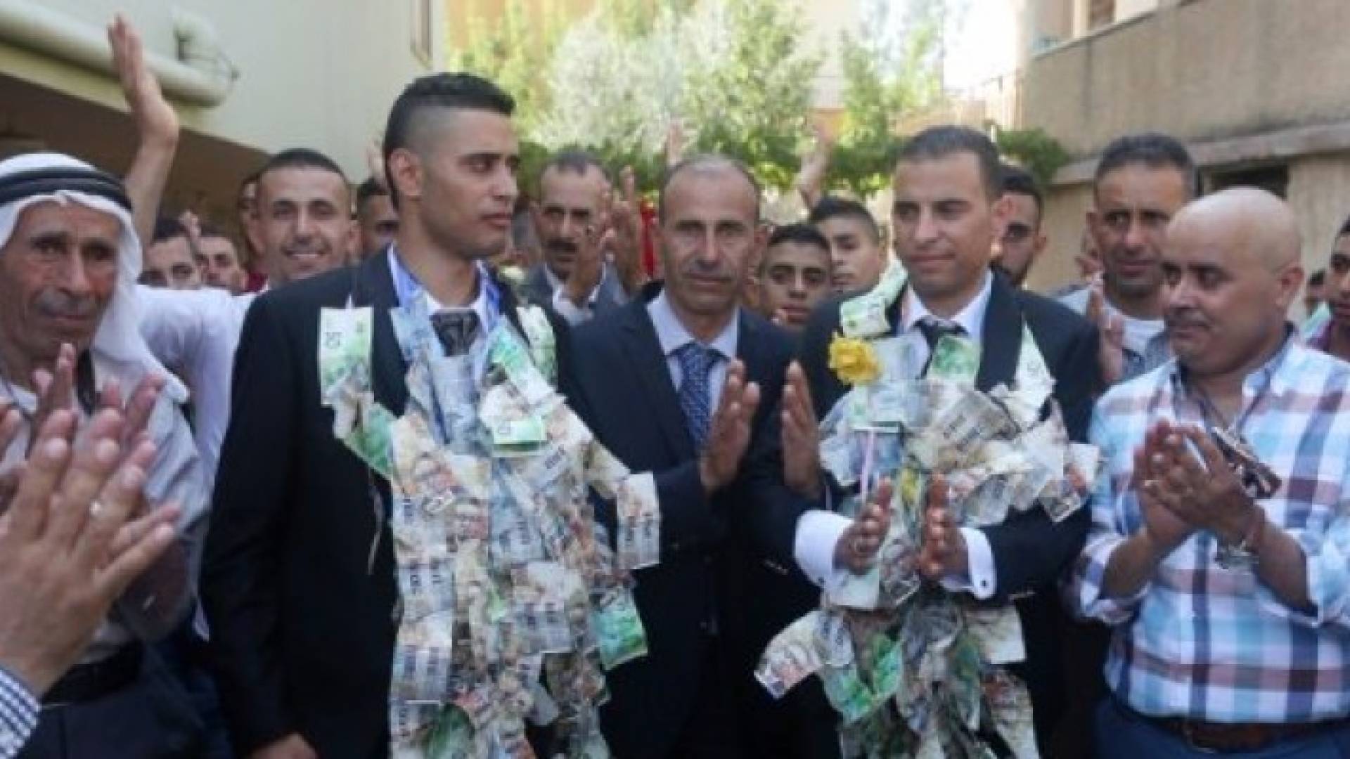 "النقوط" عادة فلسطينية تساعد المتزوجين في أعراسهم