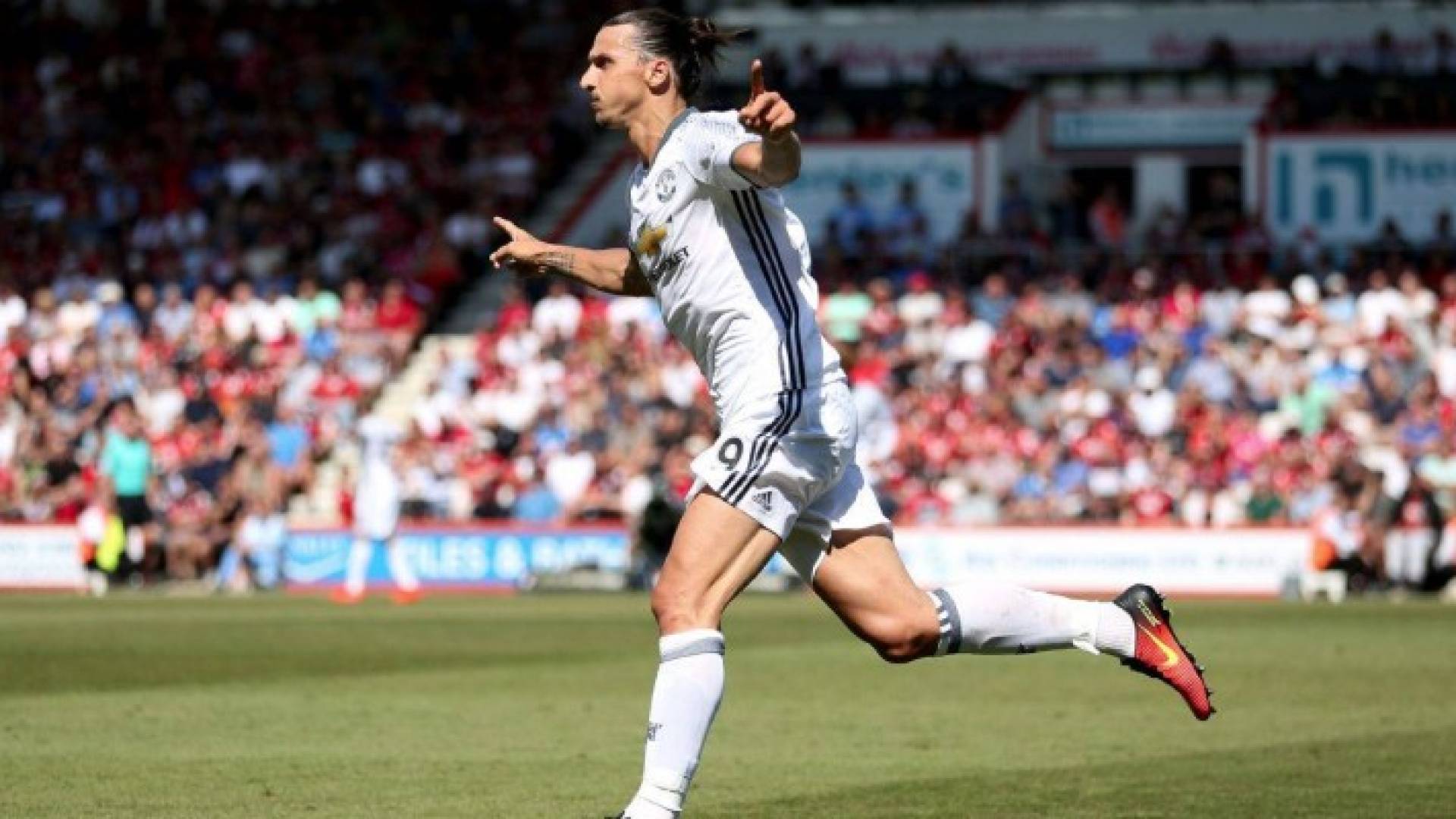 مانشستر يونايتد يفتتح مشواره بالفوز على بورتموث