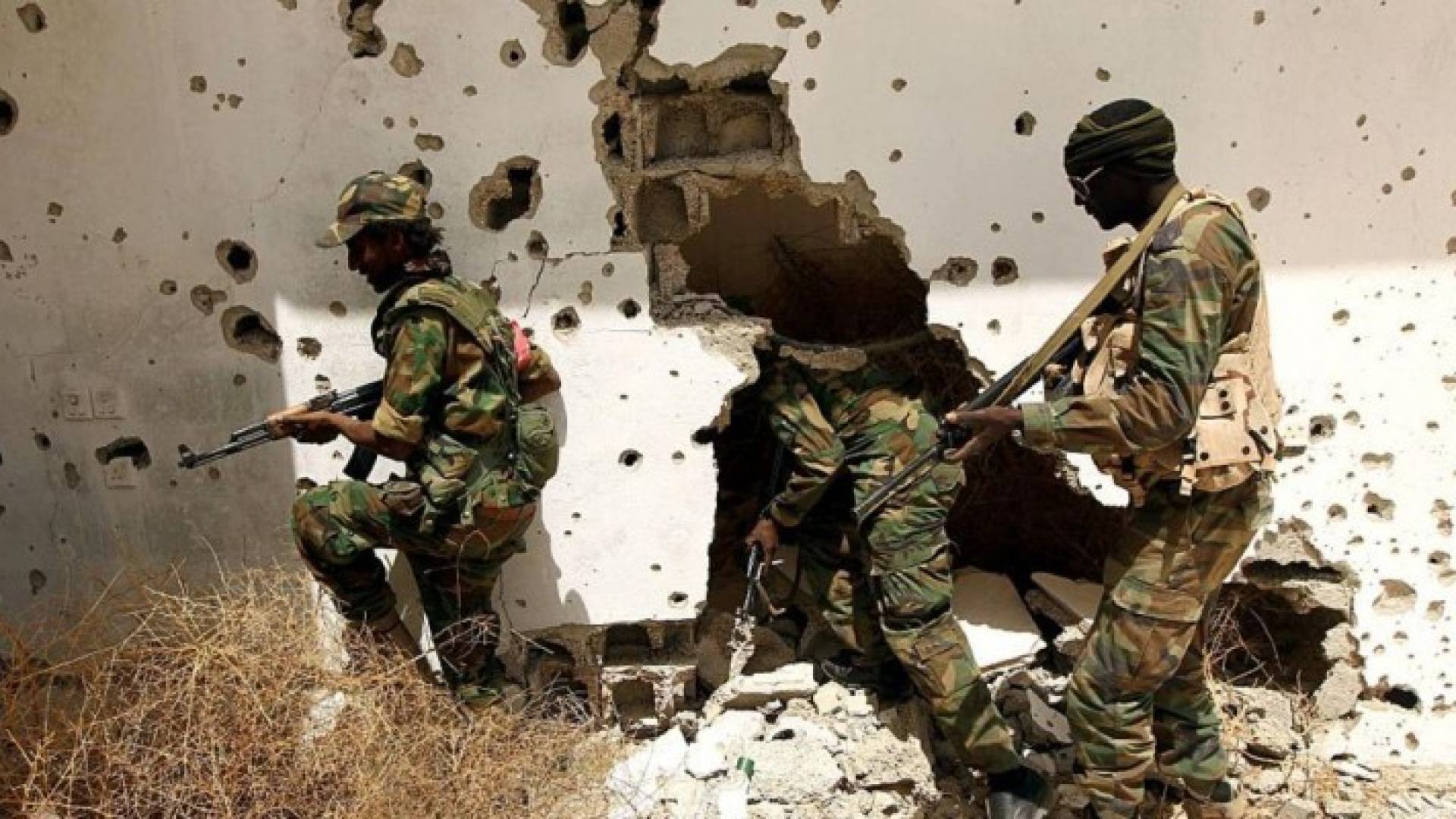 قصف للجيش الليبي على مواقع للقاعدة وداعش ببنغازي