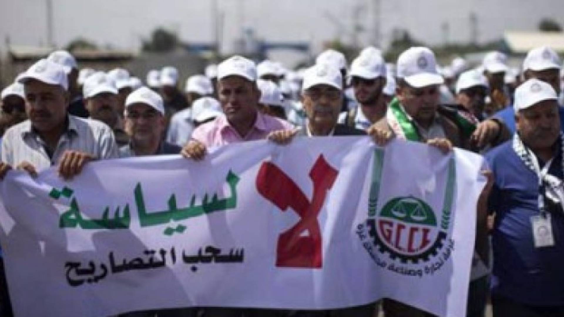 رجال اعمال فلسطينيون يحتجون على سحب تصاريح السفر منهم