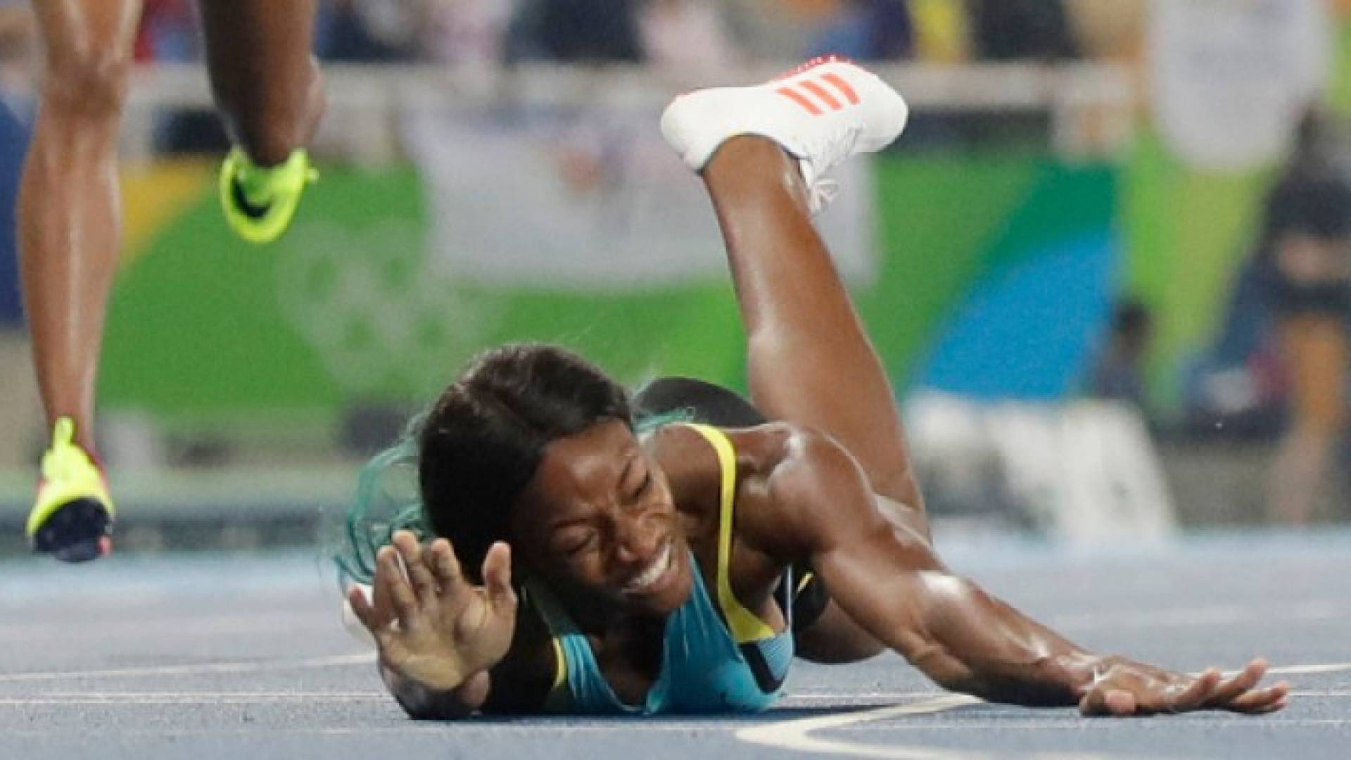 عداءة الباهاما تلقي بجسدها فوق خط النهاية وتخطف ذهبية سباق 400 متر للسيدات ..صور