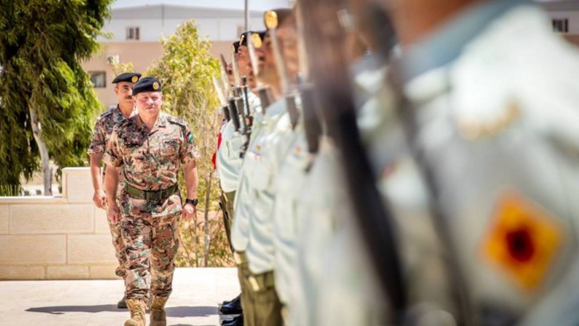 بالصور: الملك يزور قيادة فرقة الملك عبدالله الثاني المدرعة الثالثة
