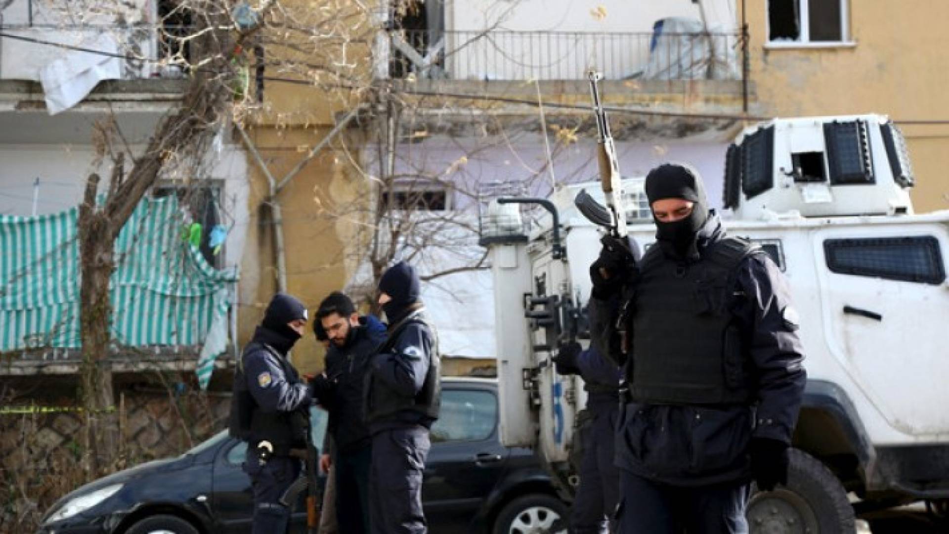 انفجار سيارة مفخخة قرب مركز للشرطة في فان التركية قرب الحدود مع إيران