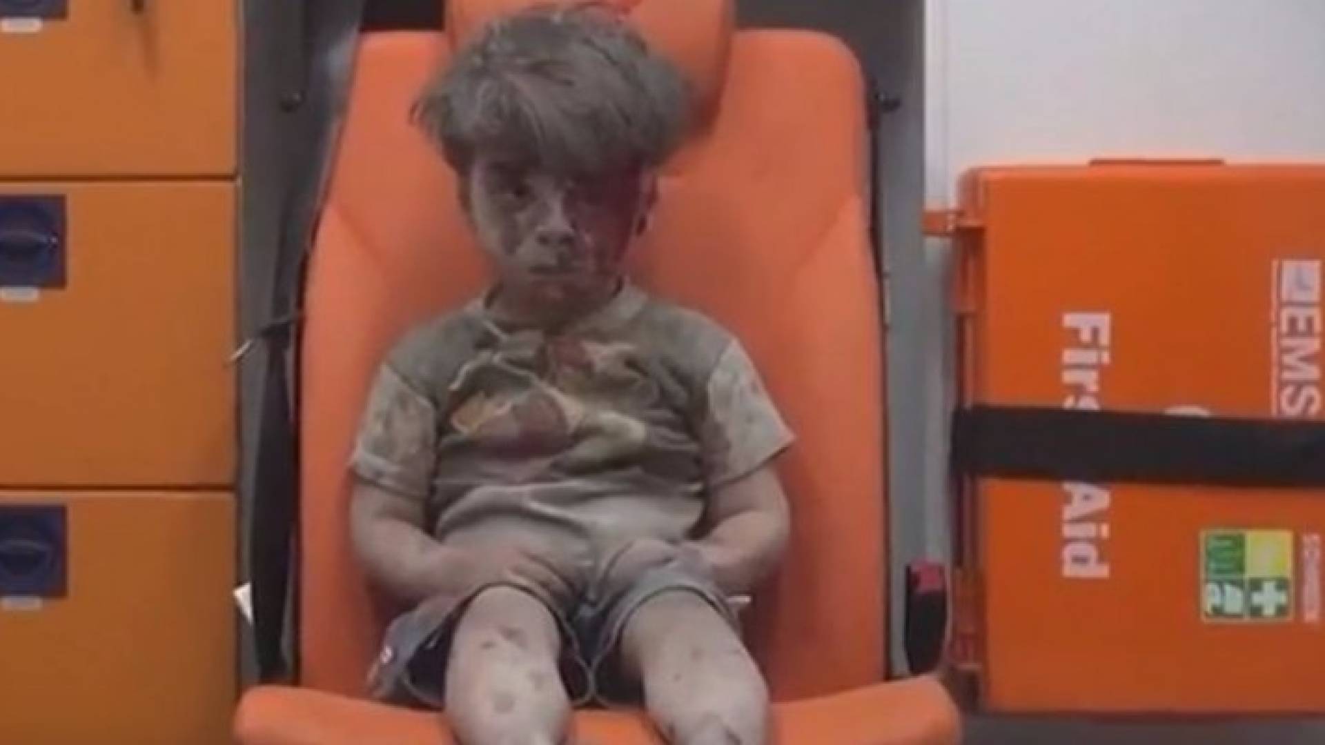 بالفيديو: لحظة انتشال طفل سوري من بين الركام في حلب