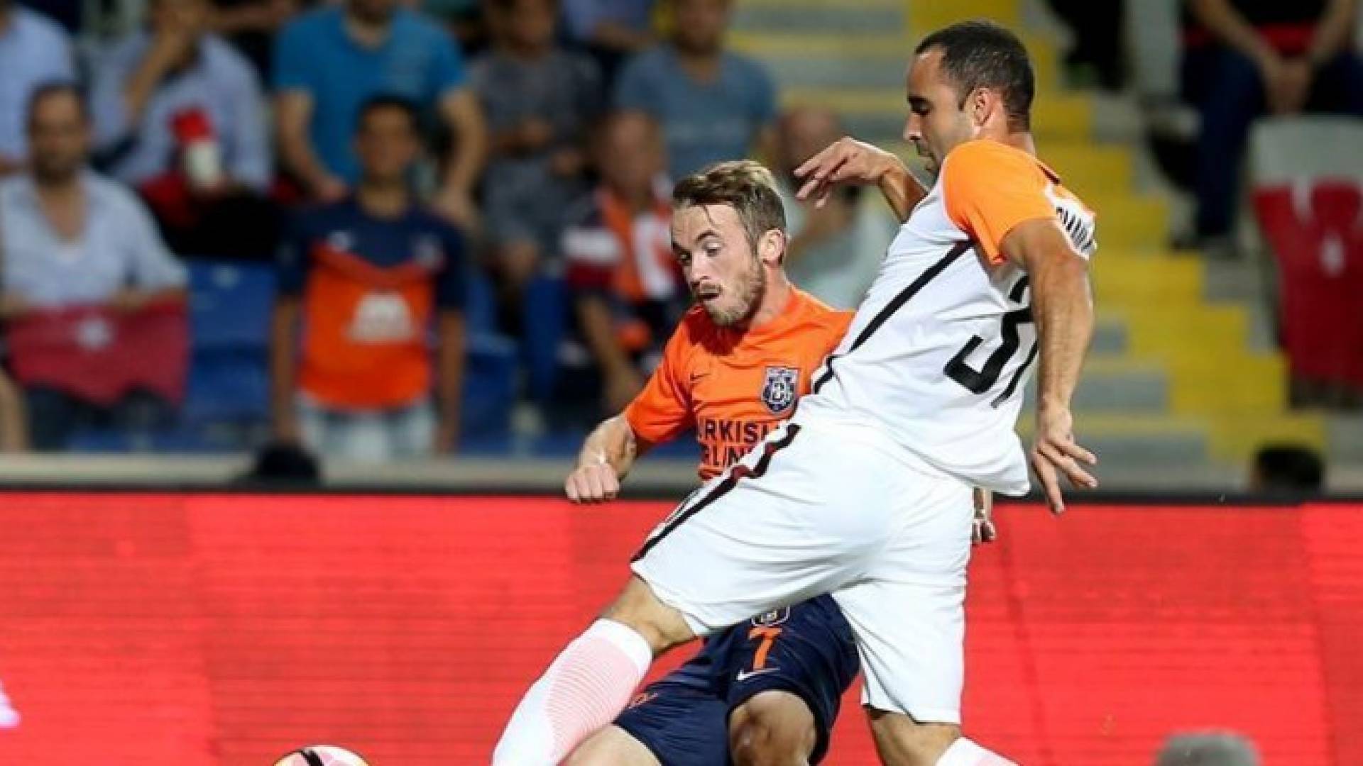 باشاك شهير يخسر من شاختار الأوكراني بهدفين في "يوروبا ليغ"