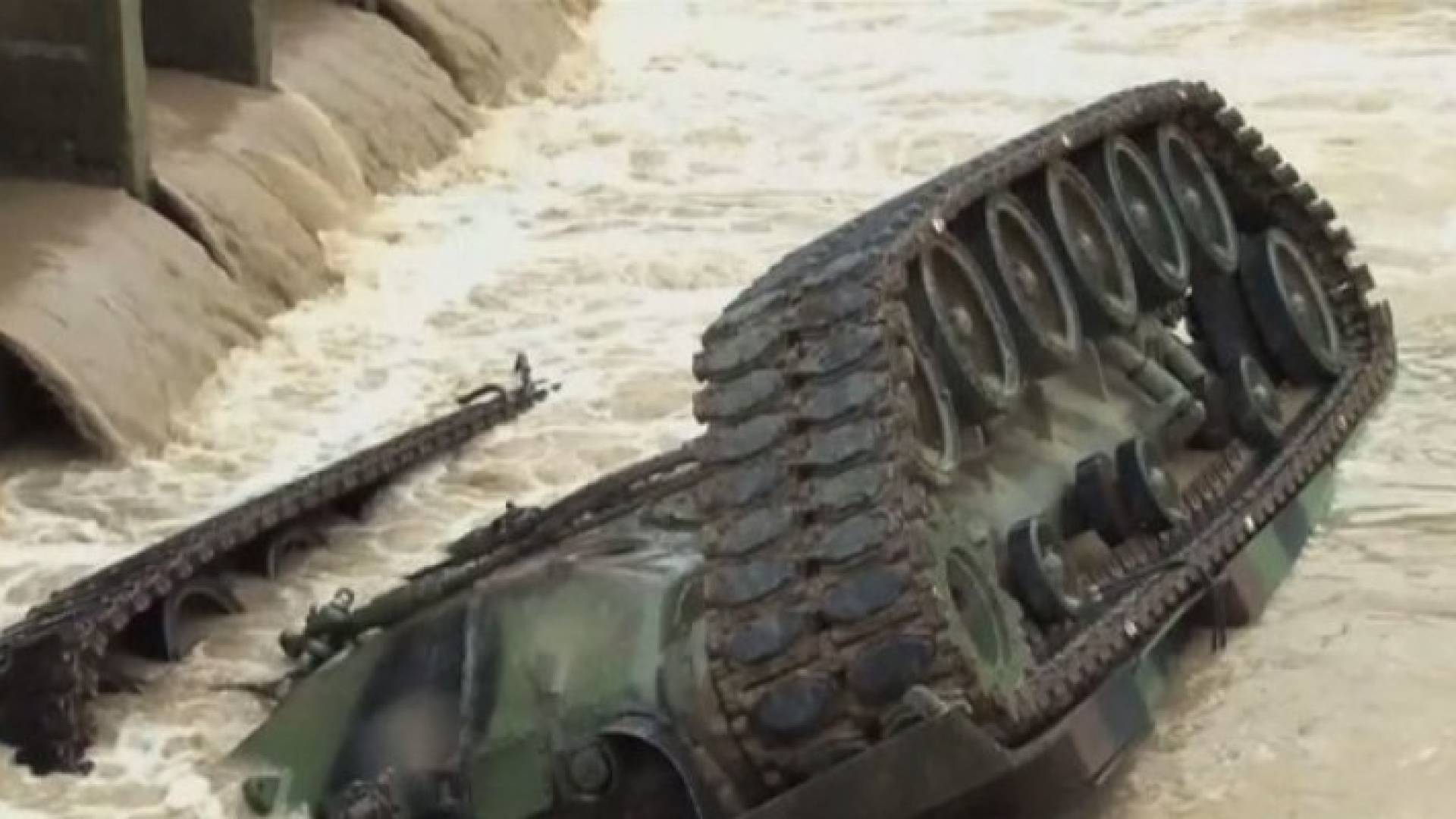 دبابة تابعة للجيش التايواني تسقط في نهر ..فيديو