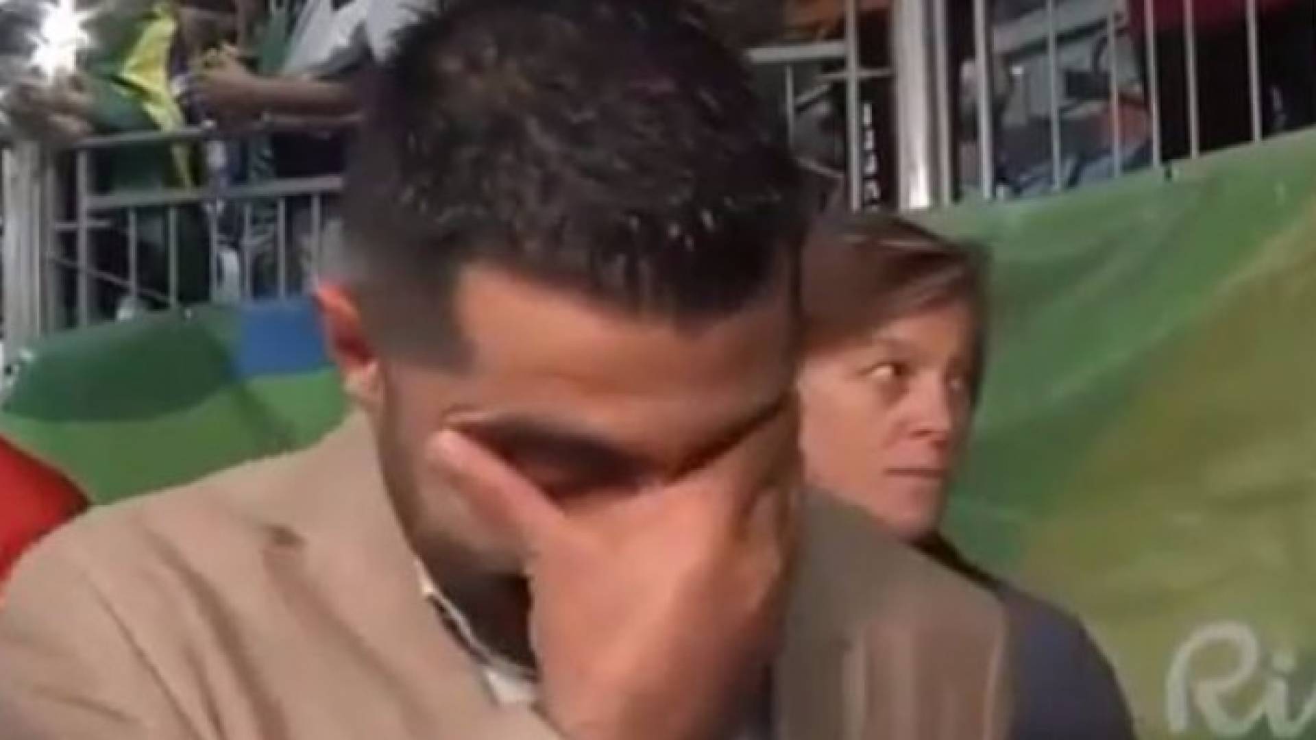 مذيع " بي إن سبورت " يبكي فرحا لحظة إعلان فوز أبو غوش .. فيديو