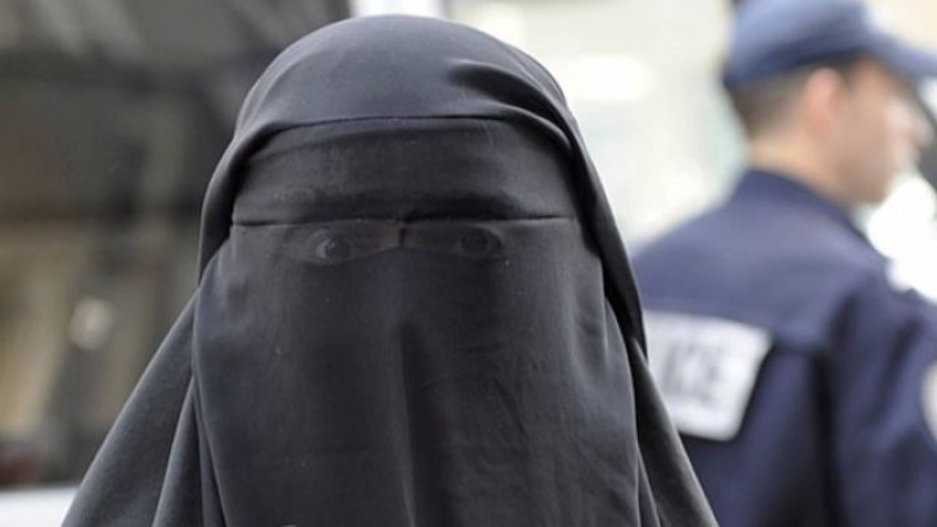 وزير الداخلية الألماني يدعو إلى حظر " جزئي " للنقاب