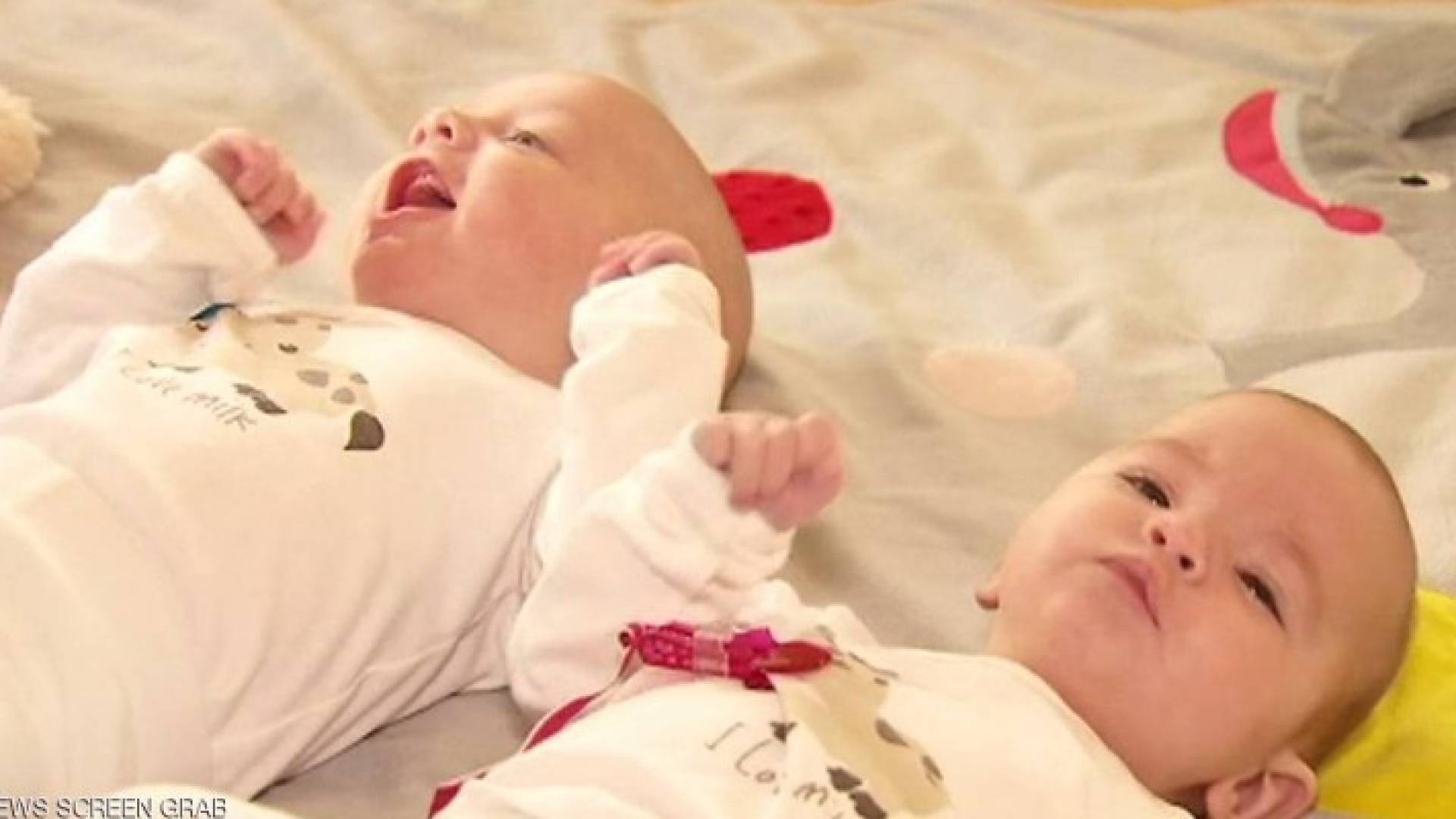  يجب وضع الأطفال على ظهورهم أثناء النوم وتثبيتهم