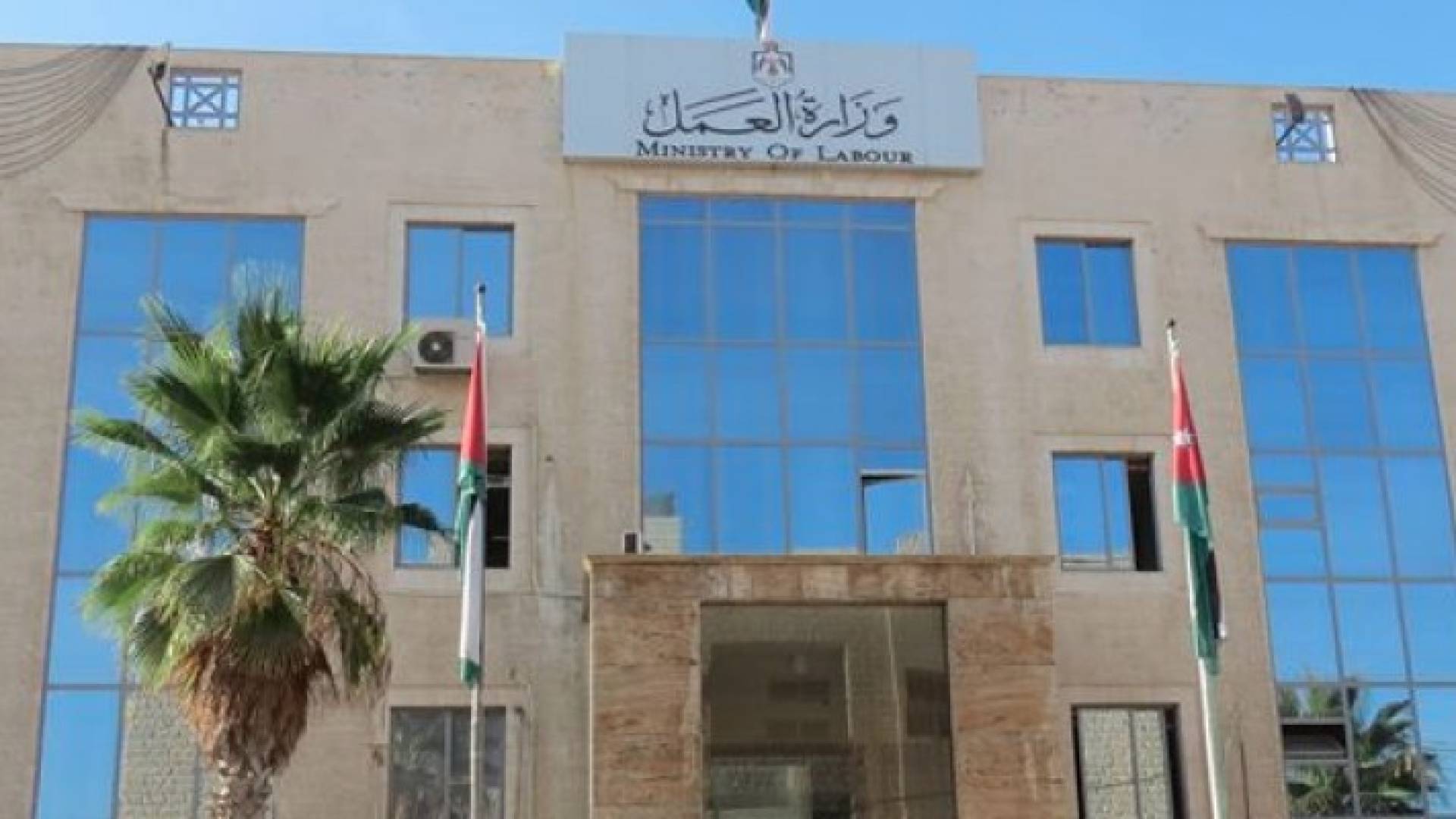 العمل توقف 12 موظفا على خلفية تصاريح عمل غير قانونية