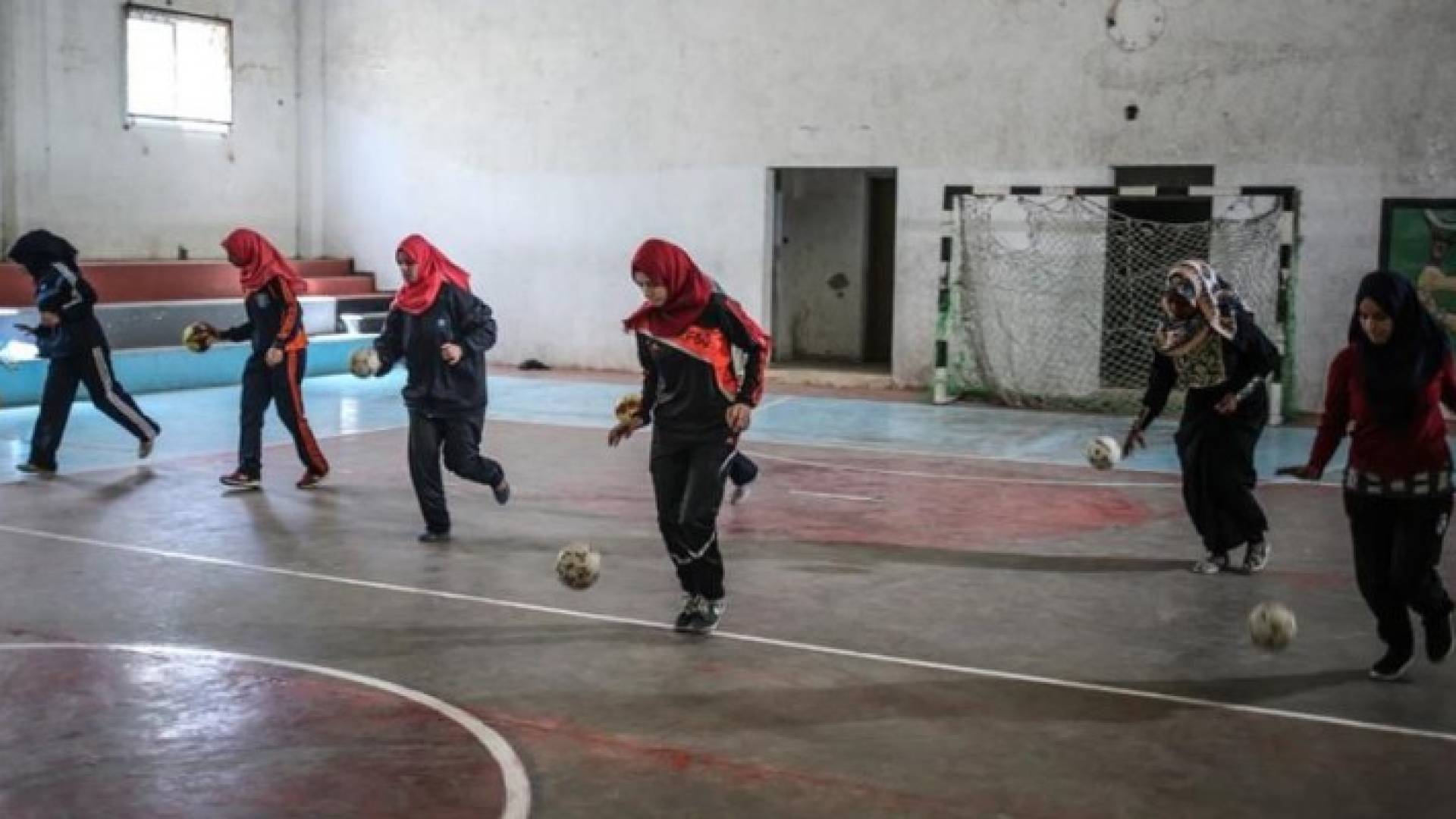 فلسطينيات يكسرن العادات ويشكلن أول فريق لكرة اليد بغزة