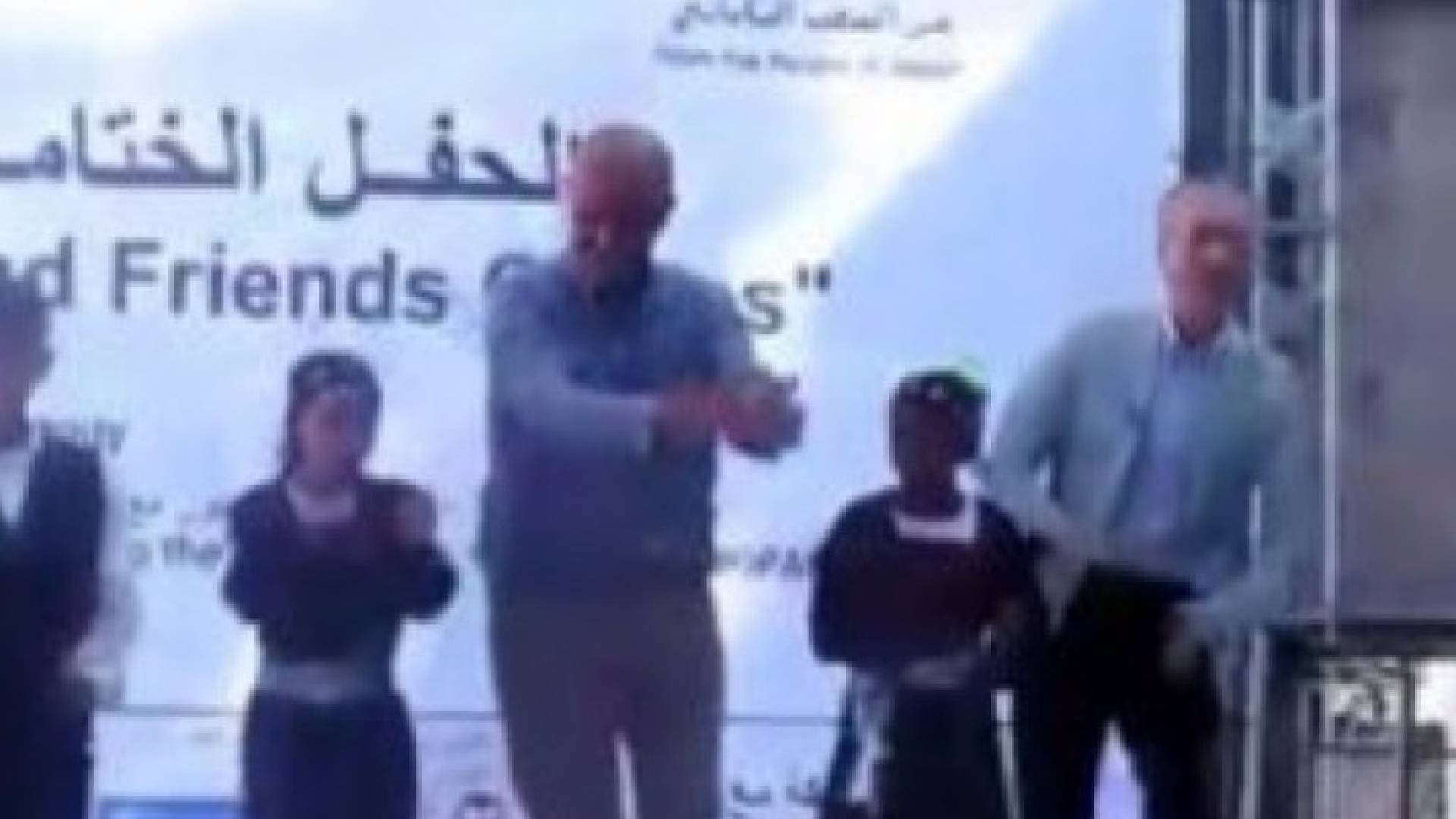 بالفيديو: مسؤول ياباني يرقص "الدحية" الفلسطينية في غزة