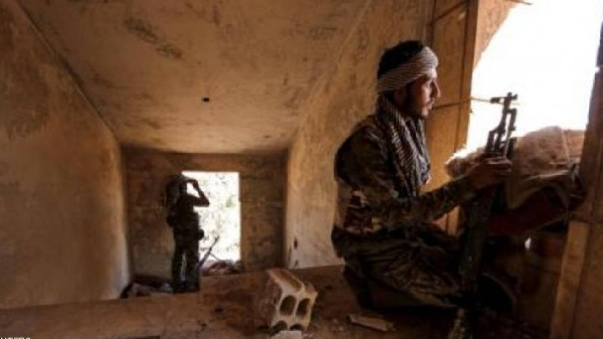  مقاتلان من وحدات حماية الشعب الكردية في أحد أحياء الحسكة (أرشيفية)