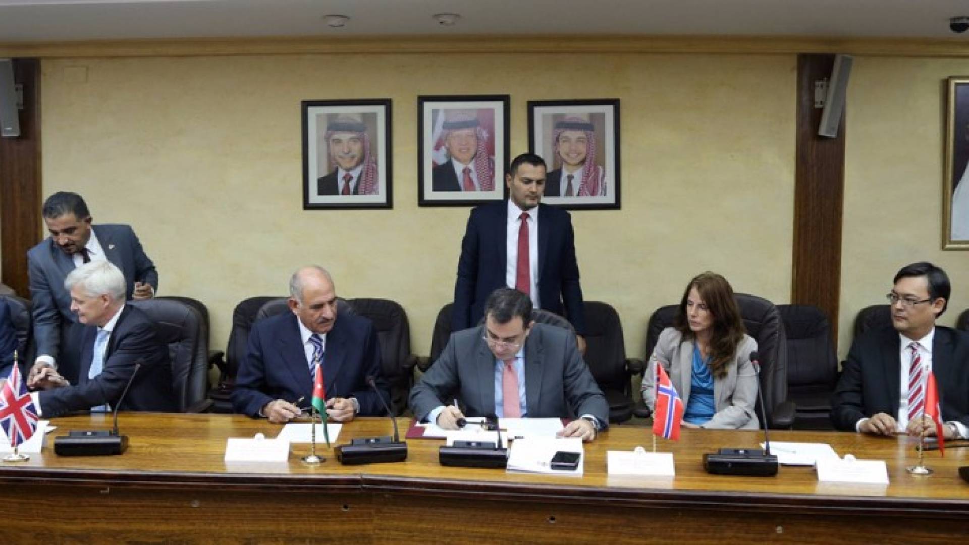 الحكومة توقع اتفاقيات منح بقيمة 97.5 مليون دولار لدعم التعليم