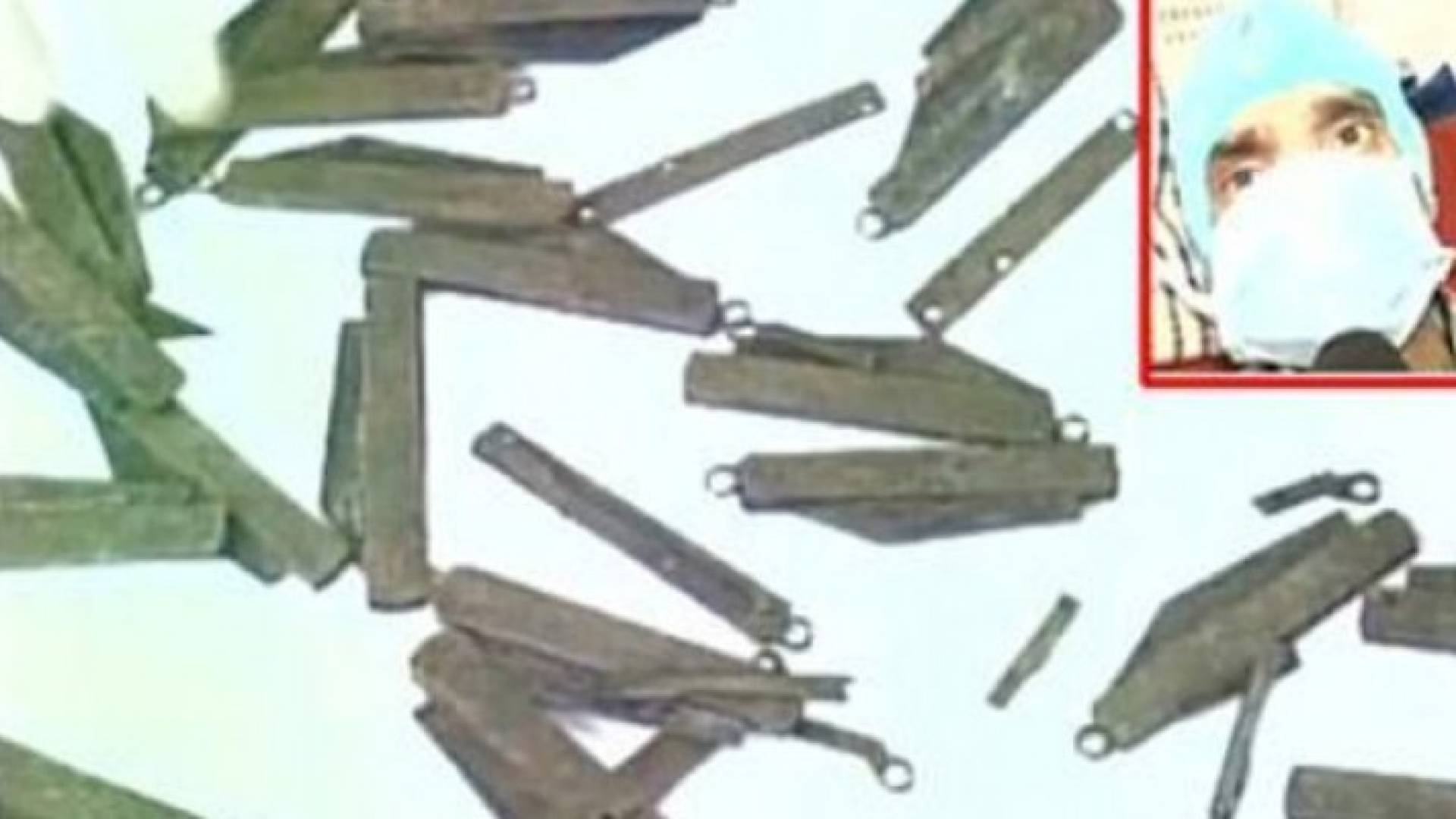 شاهد بالفيديو: شرطي يبتلع 40 سكينا