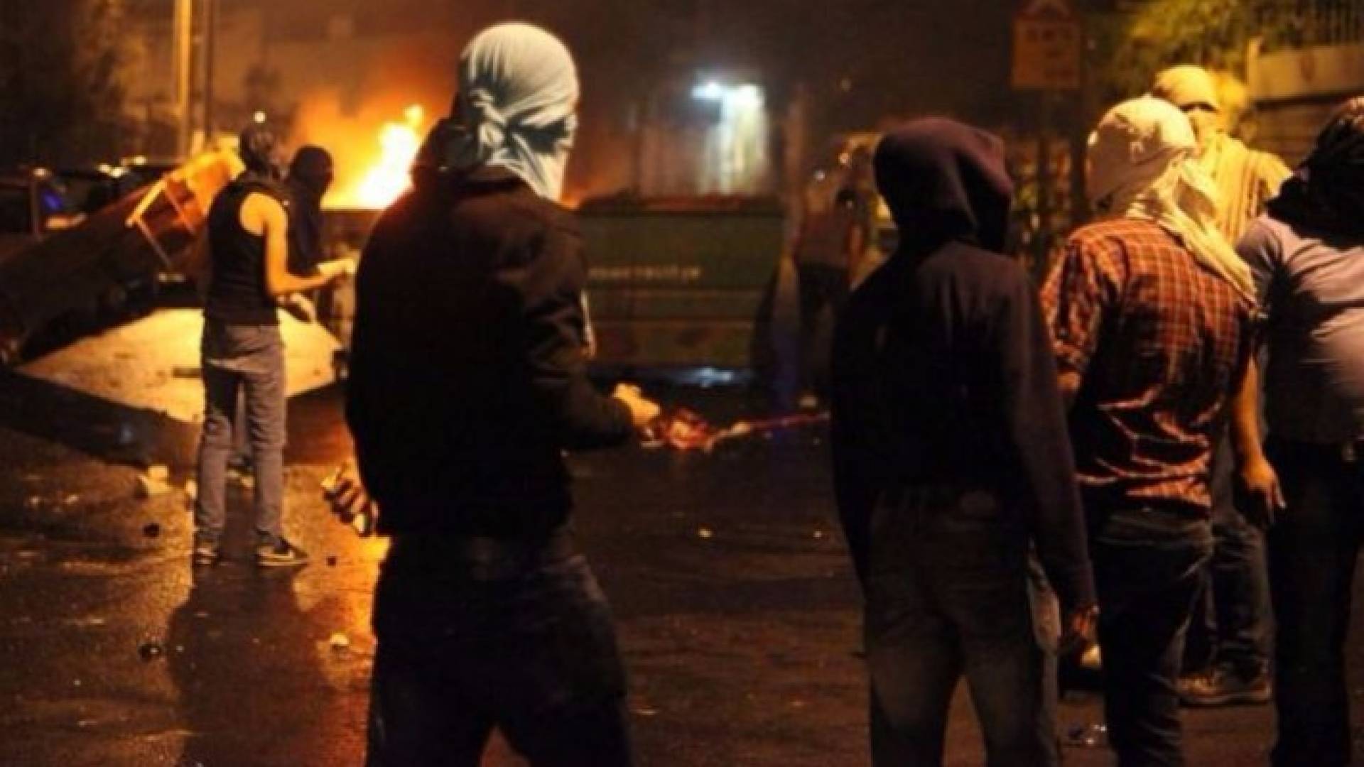 مواجهات ليلية ومداهمة منازل غرب رام الله