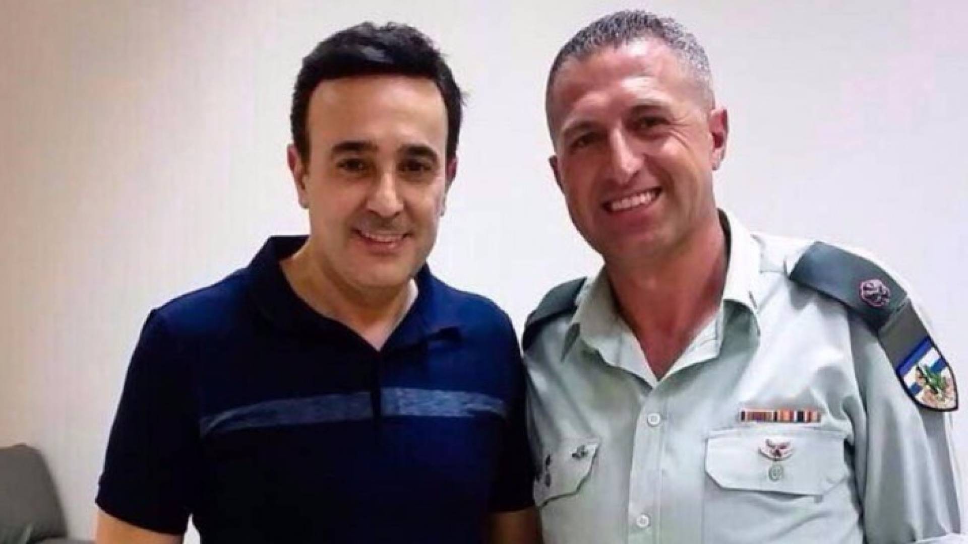 صابر الرباعي يوضح حقيقة صورته مع ضابط اسرائيلي