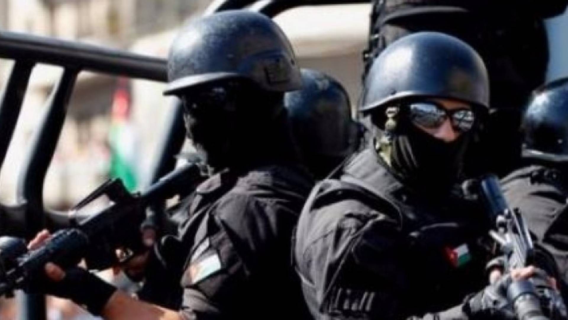 ضبط 4 أشخاص "خطيرين" بمداهمة أمنية في البادية الوسطى