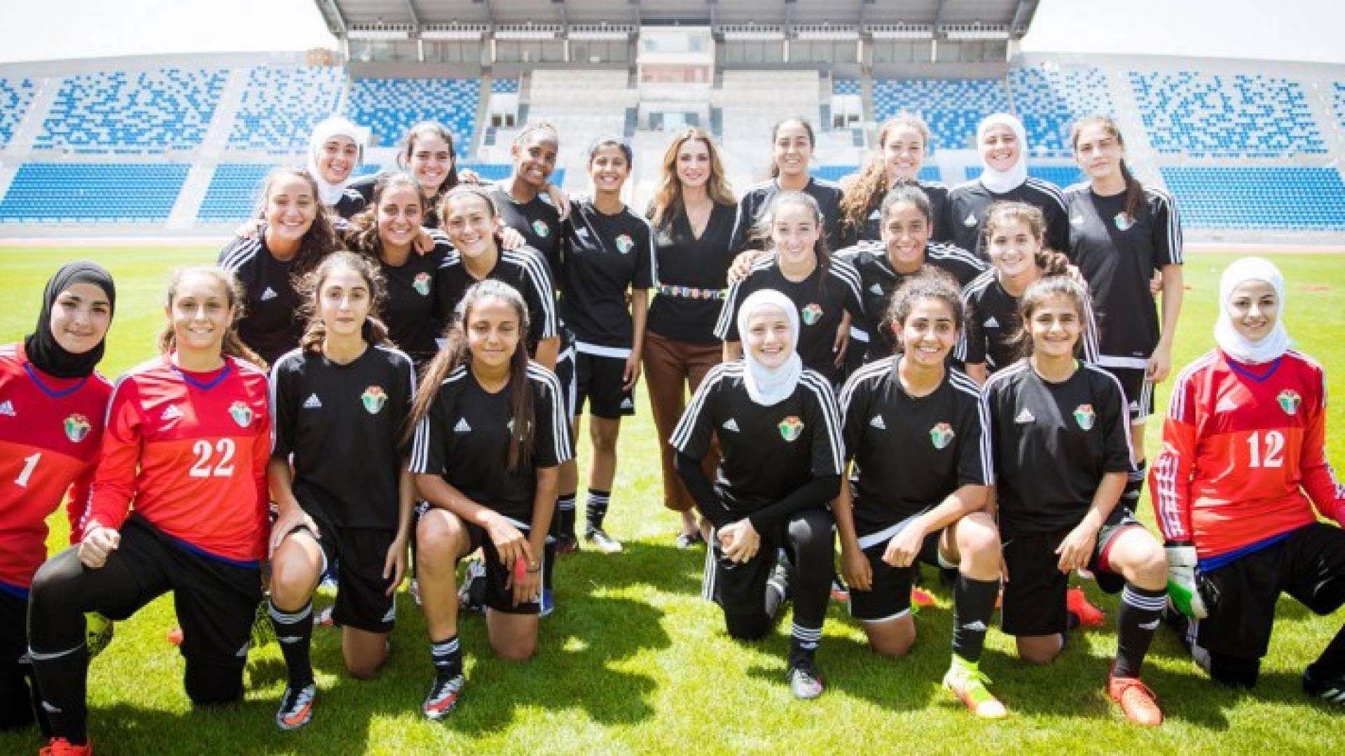 الملكة تتابع تدريبات المنتخب الوطني للسيدات تحت 17 عاما ..صورة