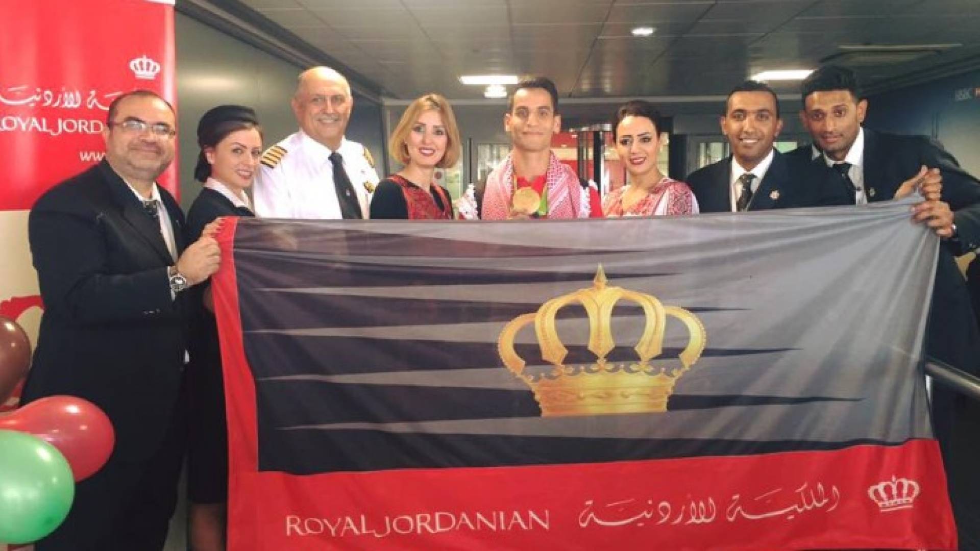 بالصور : الوفد الأولمبي وطاقم الطائرة يحملون علم الملكية الأردنية في مطار شارل ديغول