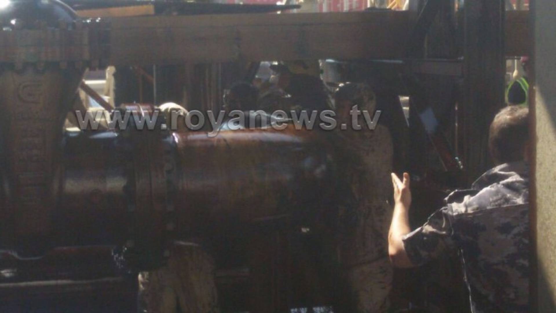 الدفاع المدني يسيطر على تسرب محدود للنفط في العقبة .. صور