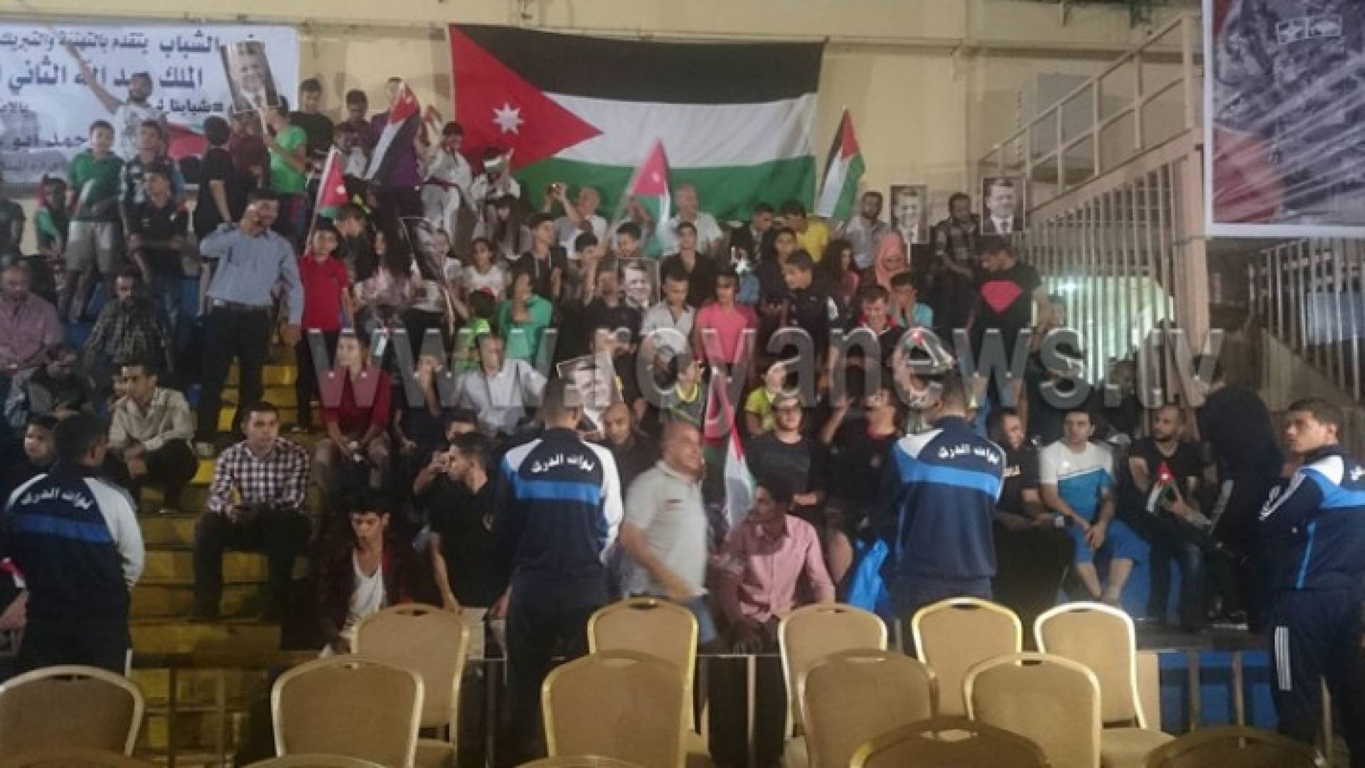 بالصور : الجماهير في صالة الامير راشد بانتظار وصول البطل الأولمبي أحمد أبو غوش