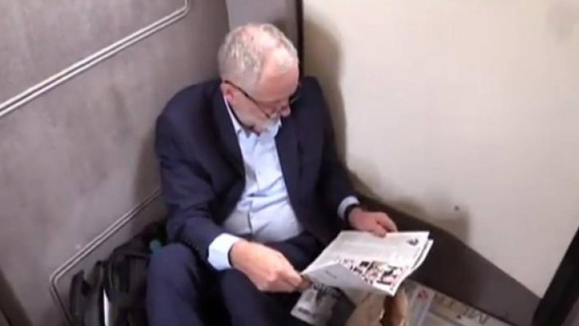 زعيم حزب العمال على أرضية القطار