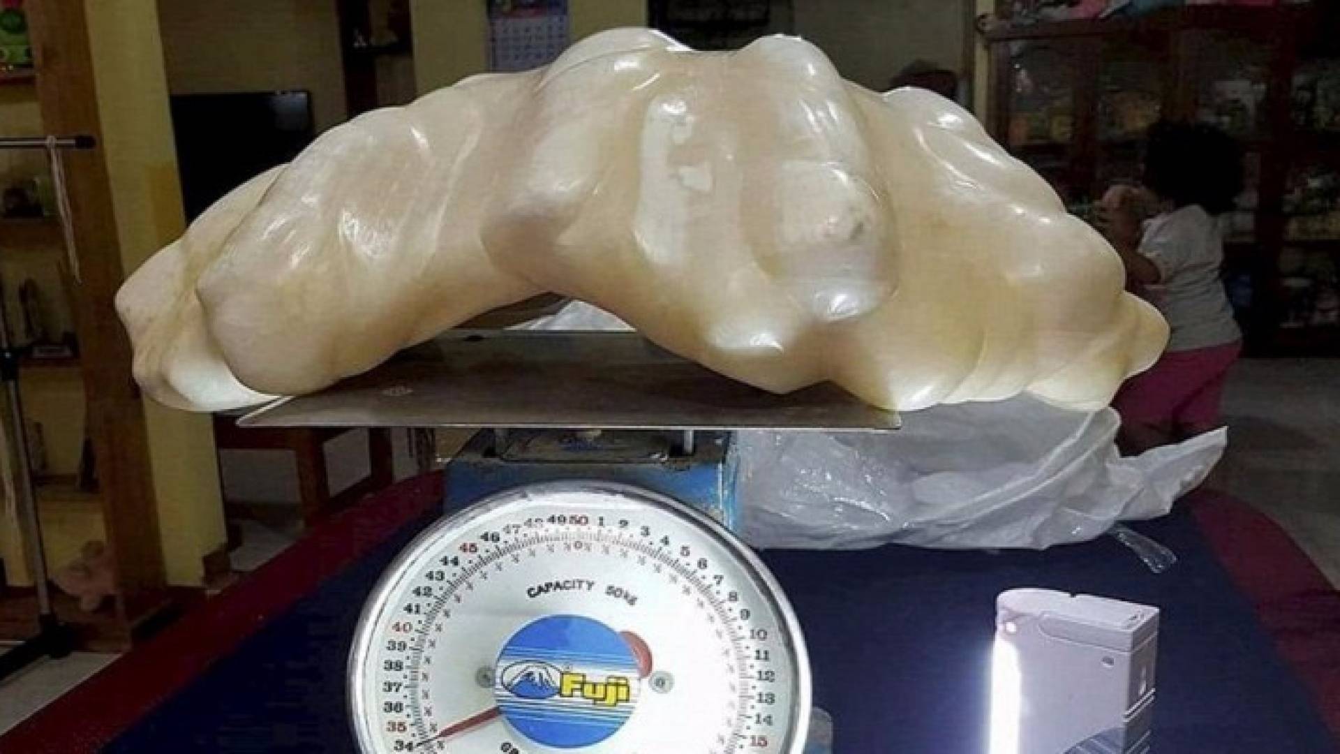 عثر على أكبر لؤلؤة بالعالم.. واستخدمها بطريقة لا تصدق