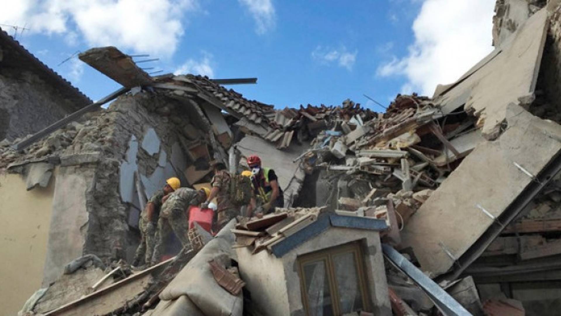 ارتفاع حصيلة زلزال إيطاليا إلى 73 قتيلا