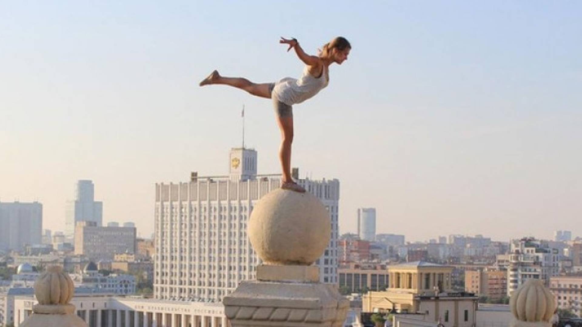 10 صور مذهلة لروسية رشيقة تتحدى الموت من أجل أخطر سيلفي في العالم