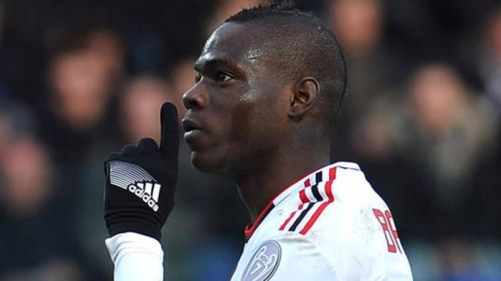 بالوتيلي يعرض خدماته على اليونايتد