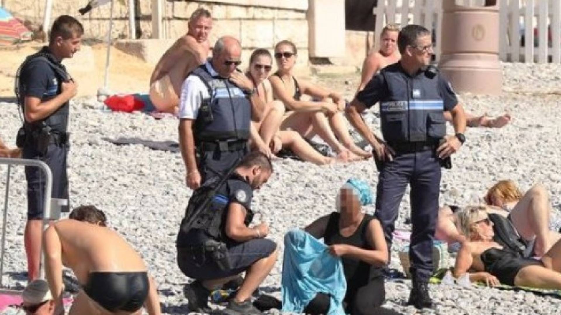 بالصور: الشرطة الفرنسية تجبر امرأة على خلع "البوركيني"