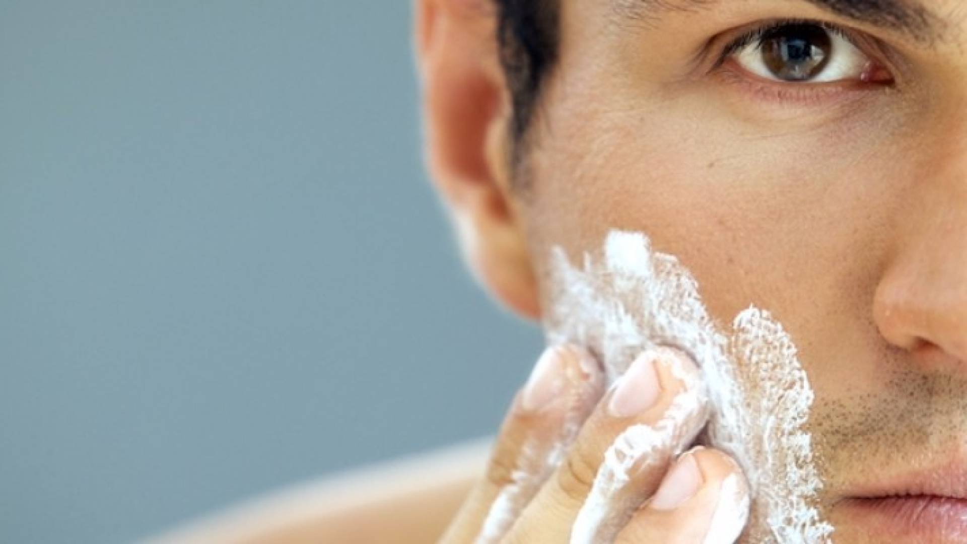 هوس الفتيات بالمكياج يقودهن لمرطب الحلاقة الخاص بالرجال .. فيديو