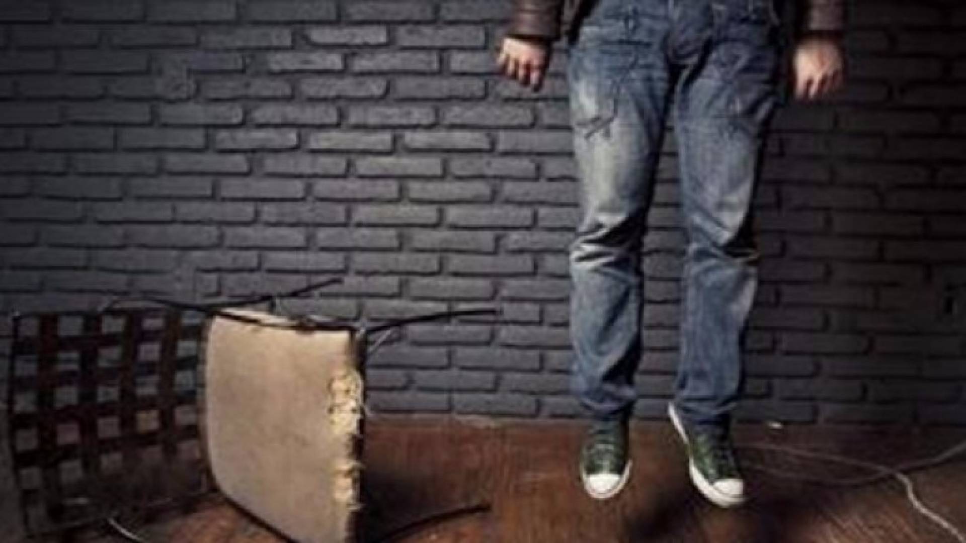 مضطرب نفسيا " يبحث عن الخلاص " بشنق نفسه