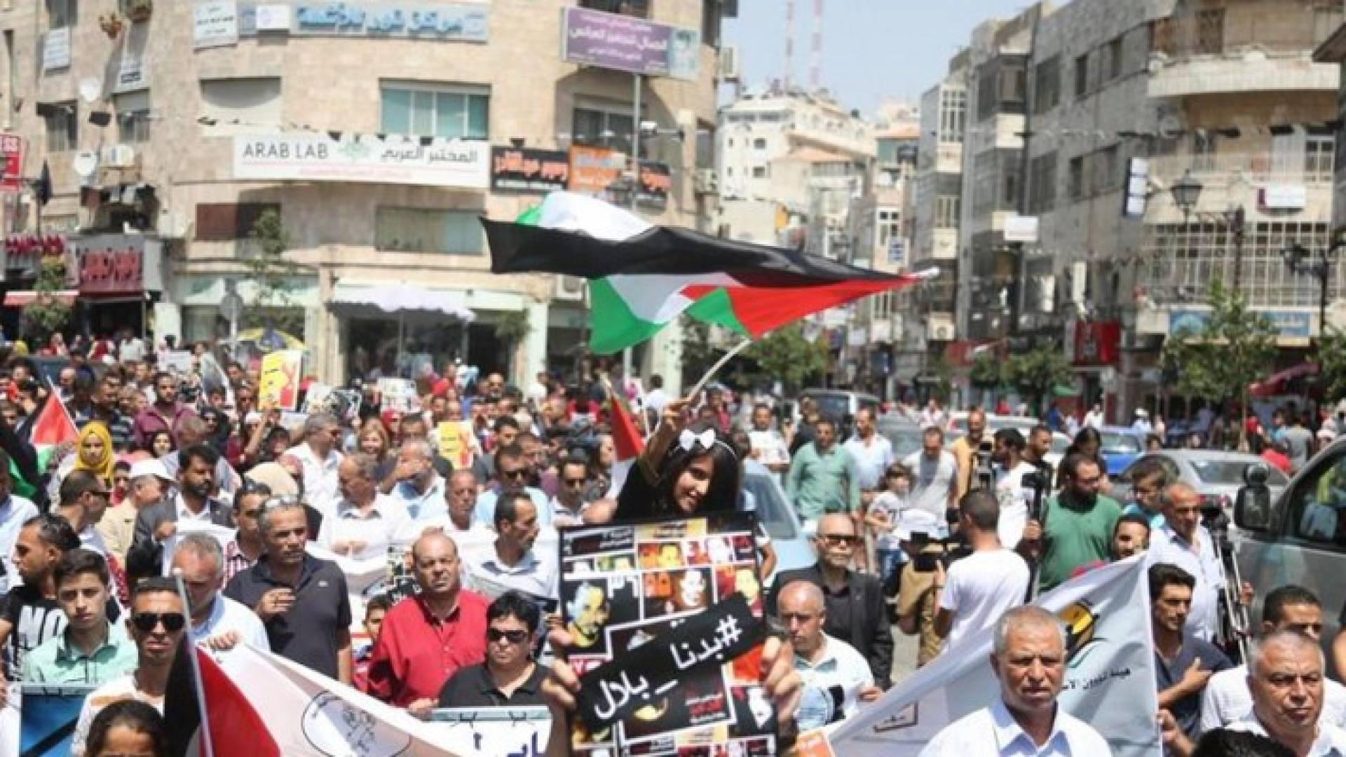 فلسطينيون يطالبون بالإفراج عن المضربين في سجون الاحتلال