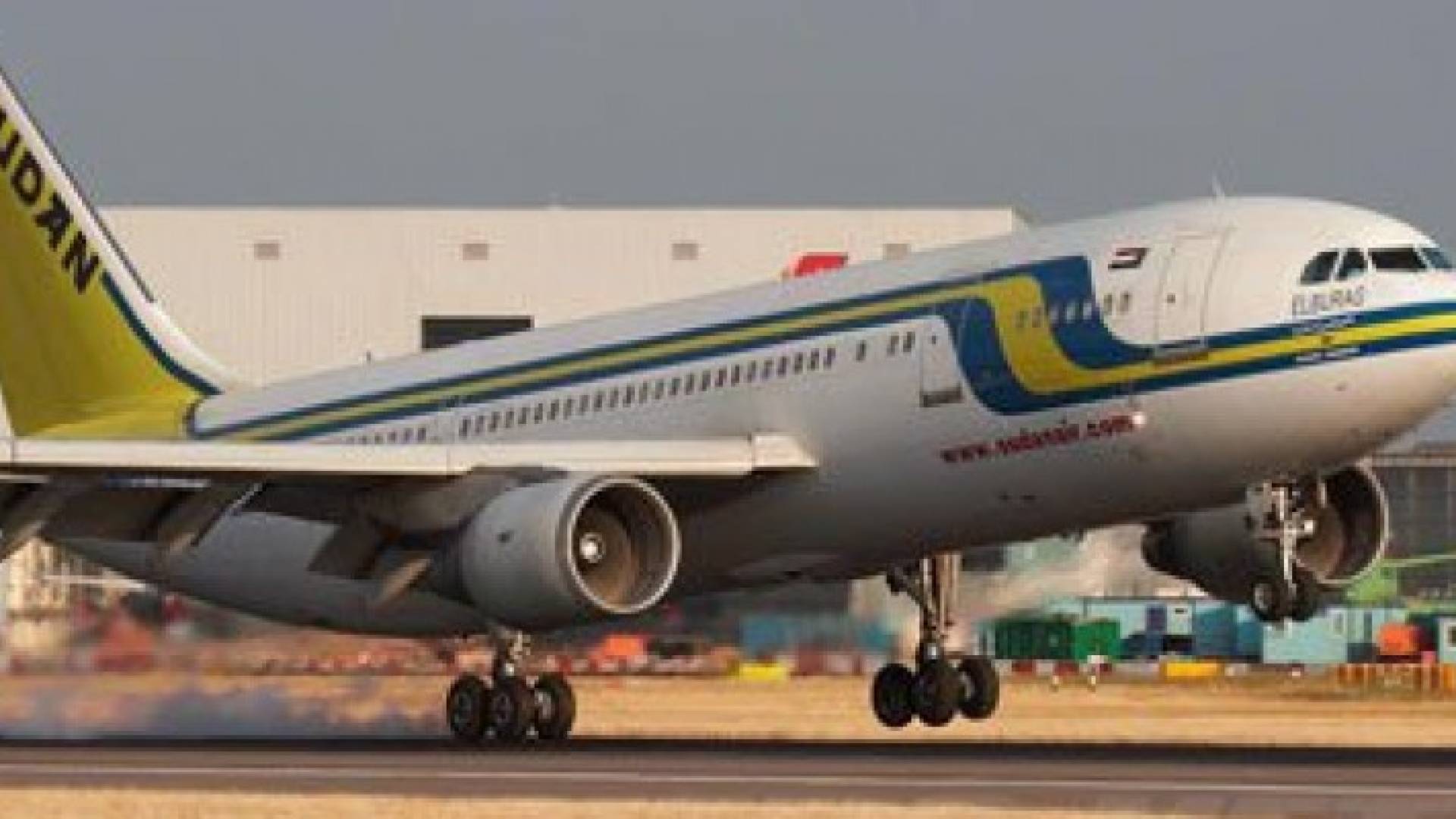 انفجار إطار طائرة سودانية وهبوطها اضطراريا فى مطار الملك سعود بالسعودية