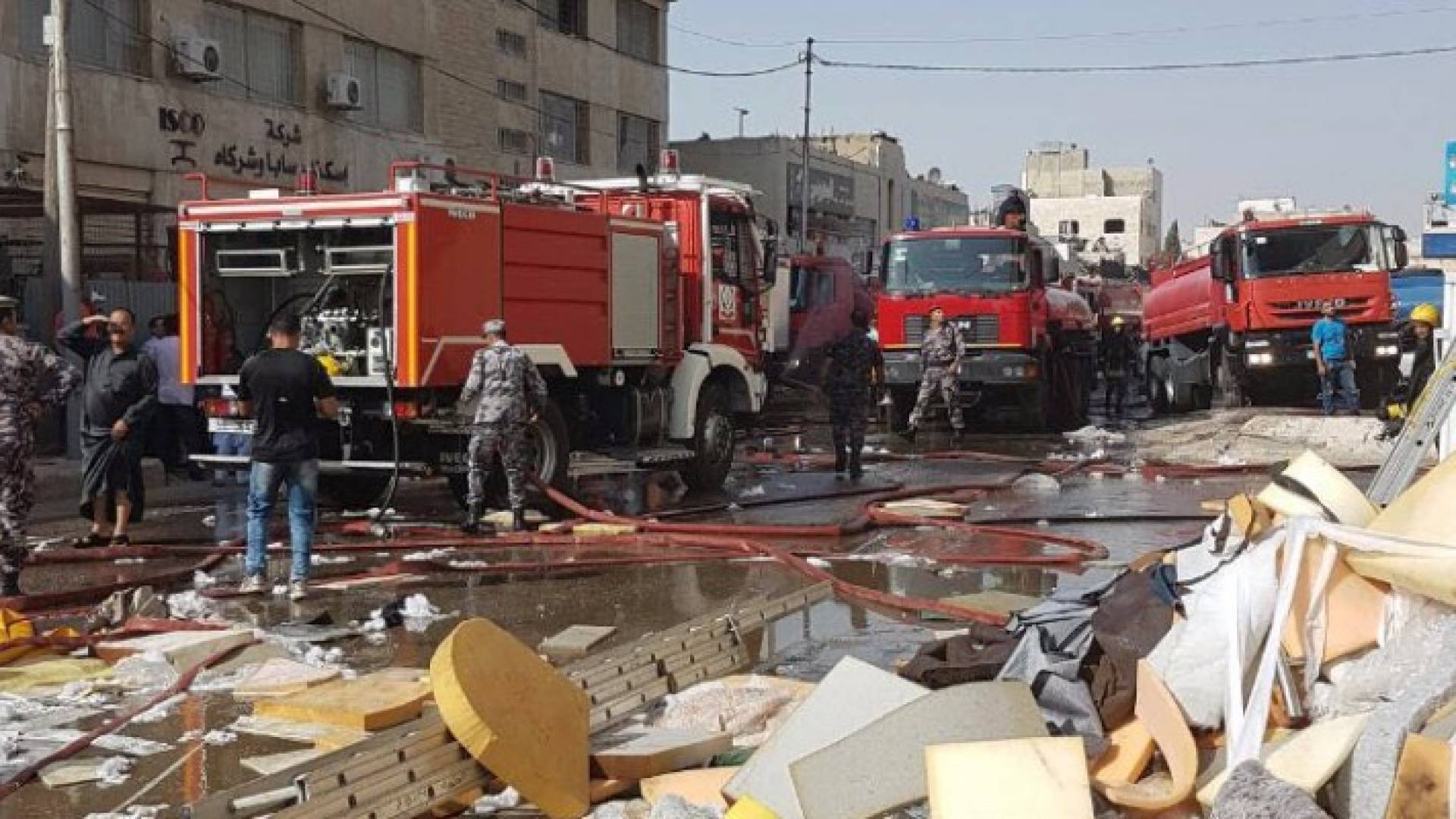 بالصور والفيديو: حريق مستودع اسفنج من 4 طوابق في البيادر