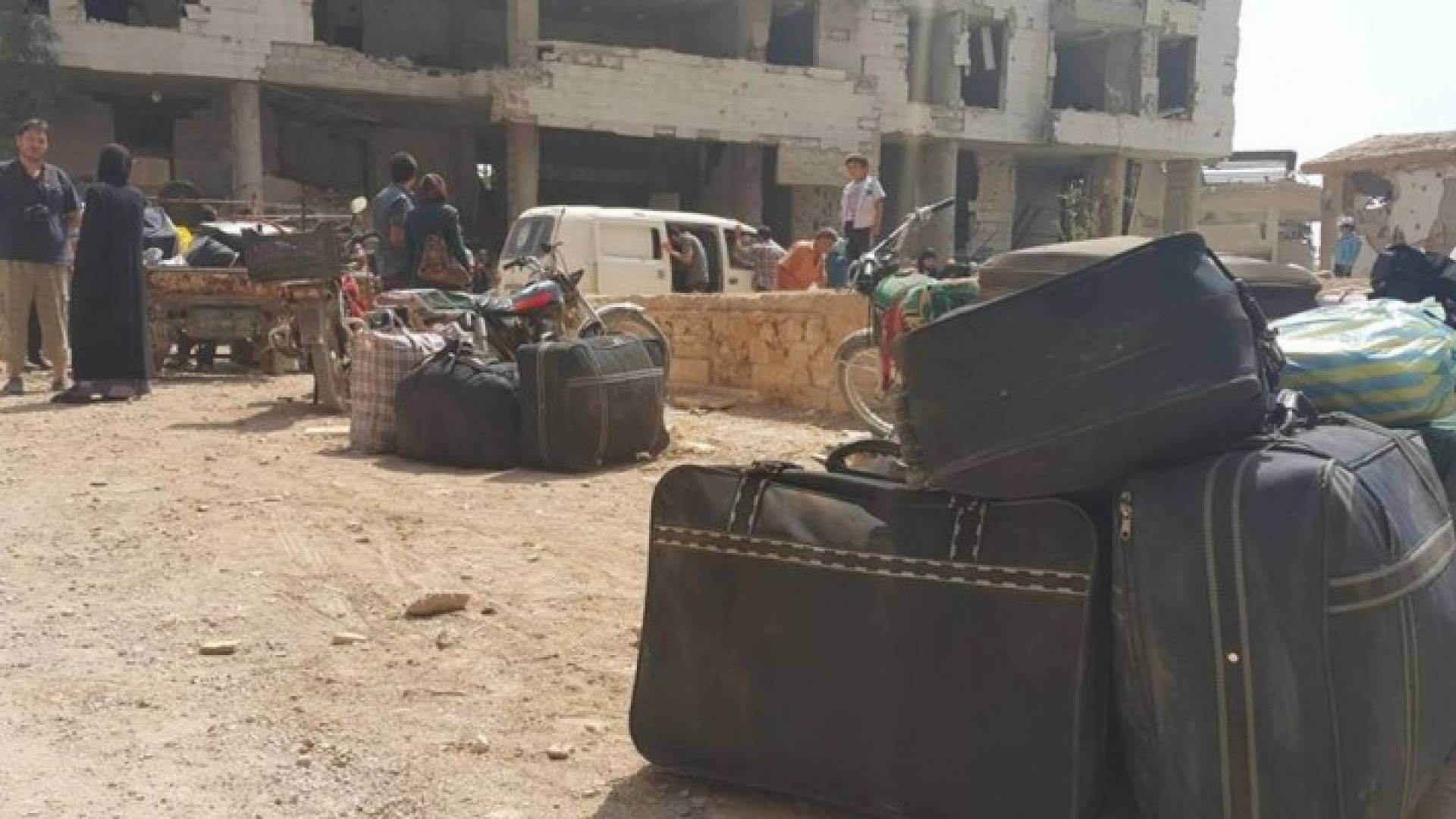 بدء خروج المقاتلين وعائلاتهم من مدينة داريا قرب دمشق