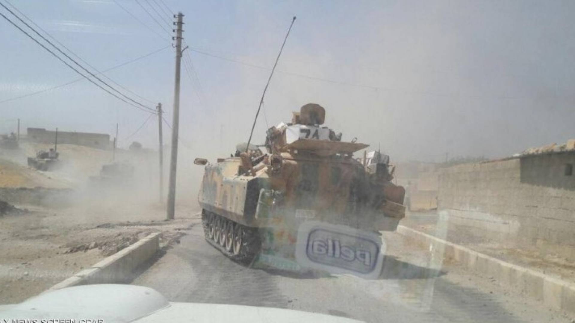  دبابة تركية ترافق مقاتلي الجيش السوري الحر خلال معاركه ضد داعش قرب مدينة جرابلس