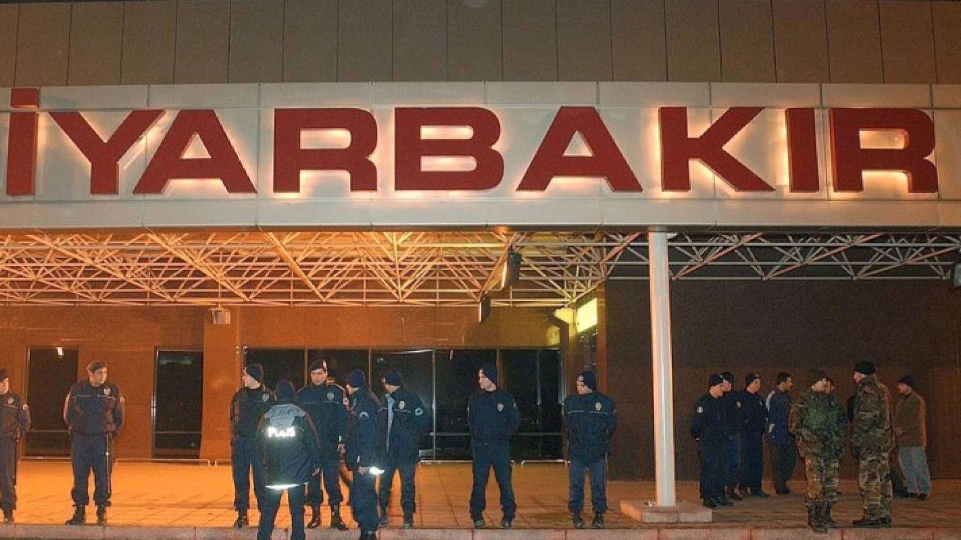 استهداف مطار ديار بكر بـ 4 صواريخ وتعطل الحركة الملاحية فيه