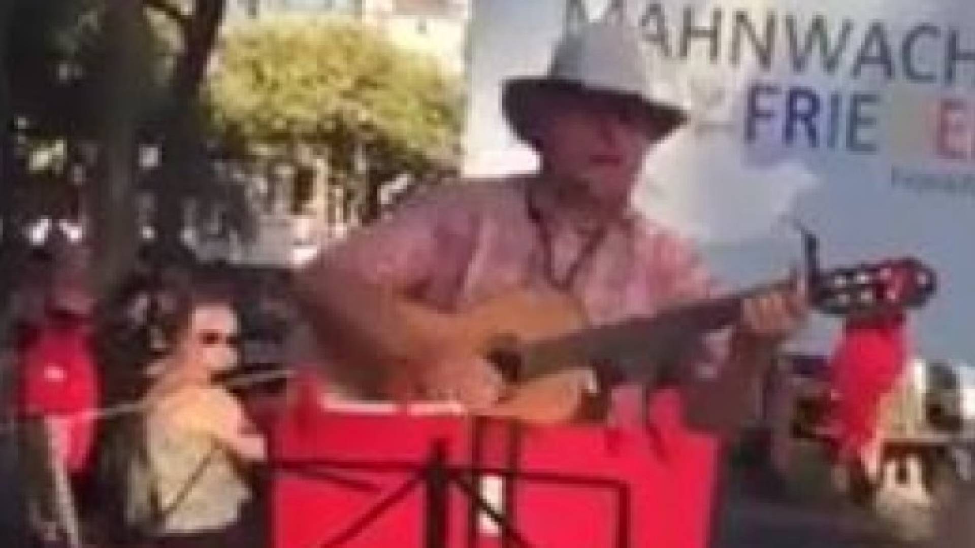 بالفيديو : ألماني يغني "صباح الخير سوريا" بطريقة طريفة
