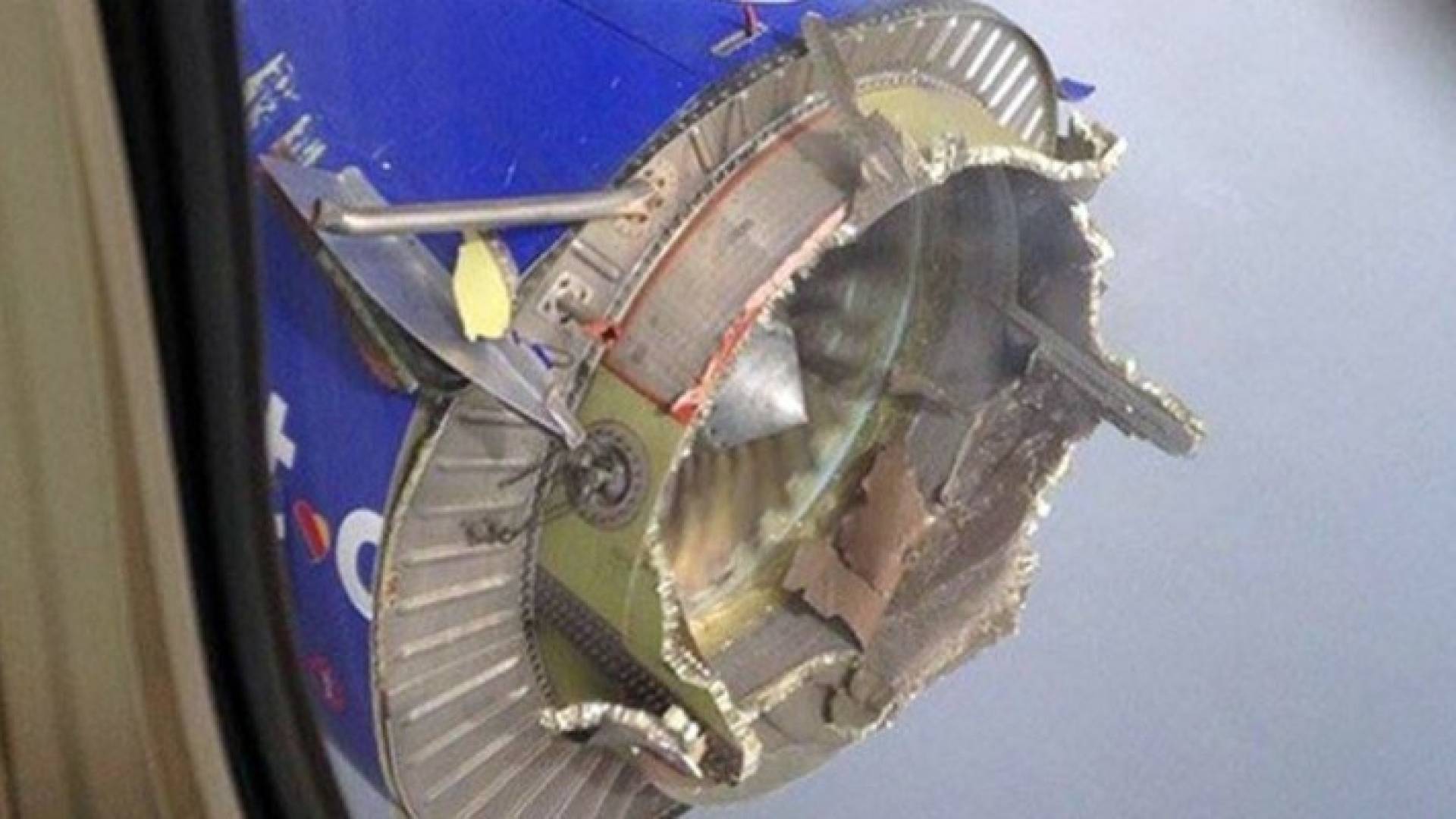 محرك طائرة تقل 104 أشخاص يتفتت أثناء التحليق