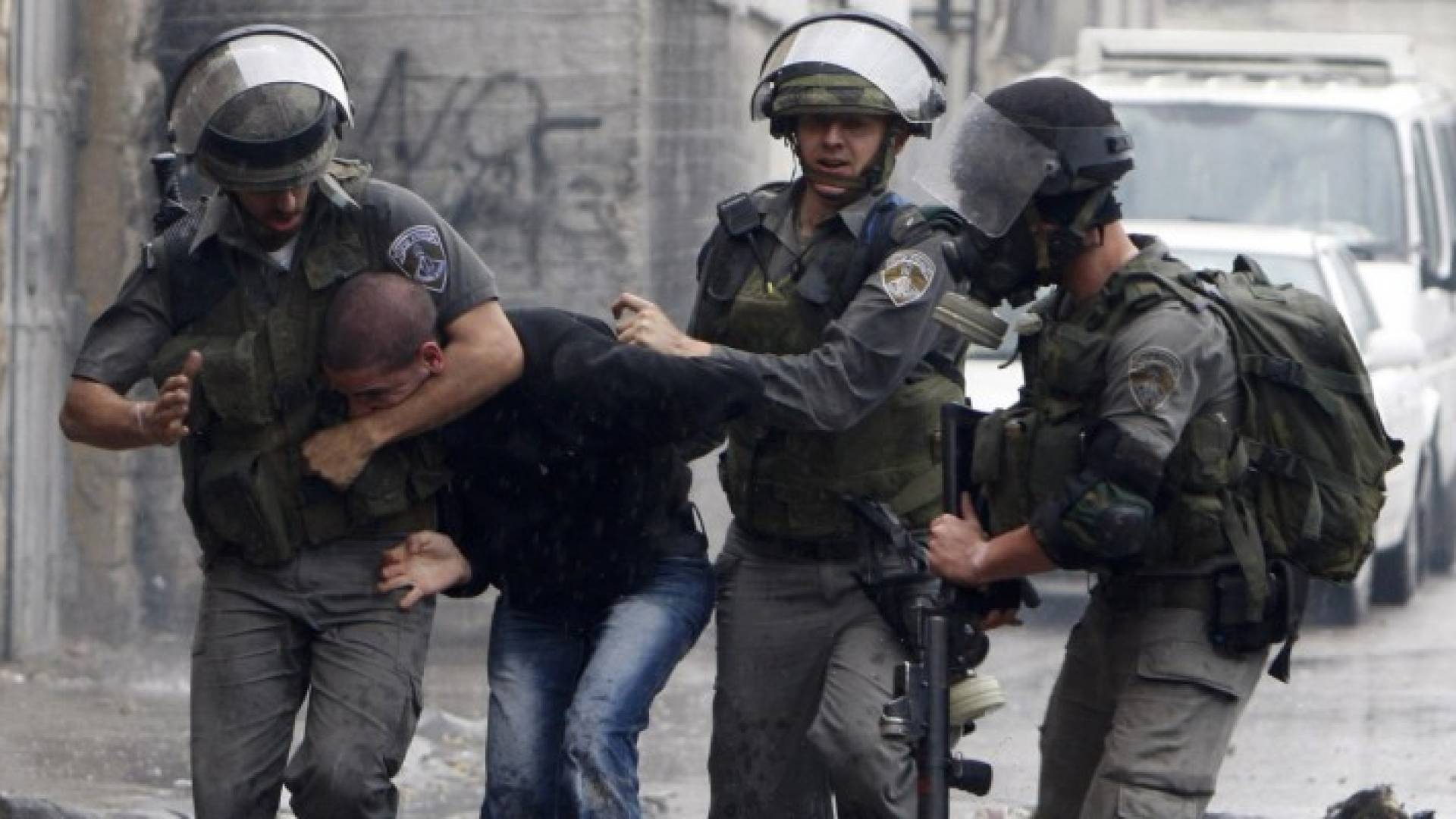 الاحتلال يعتقل 16 فلسطينيا بالضفة الغربية