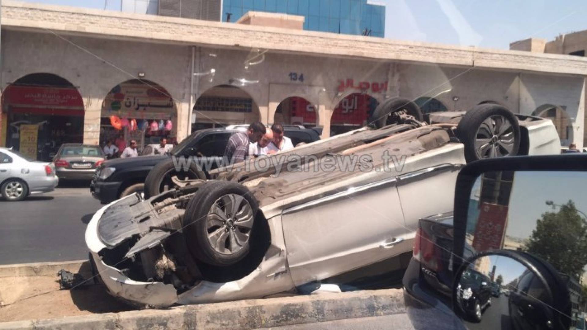 بالصور: اختناق مروري إثر انقلاب سيارة في الجاردنز