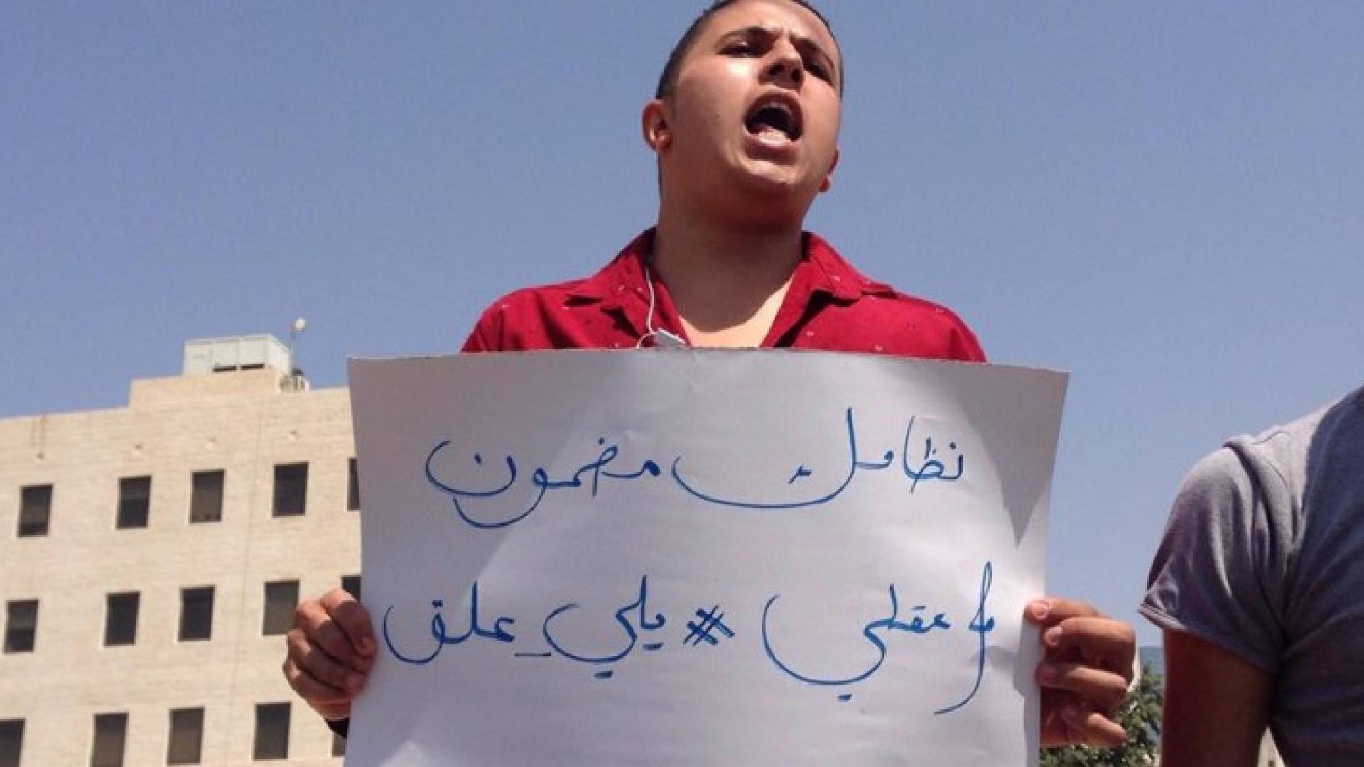 بالصور: طلبة الشامل يعتصمون