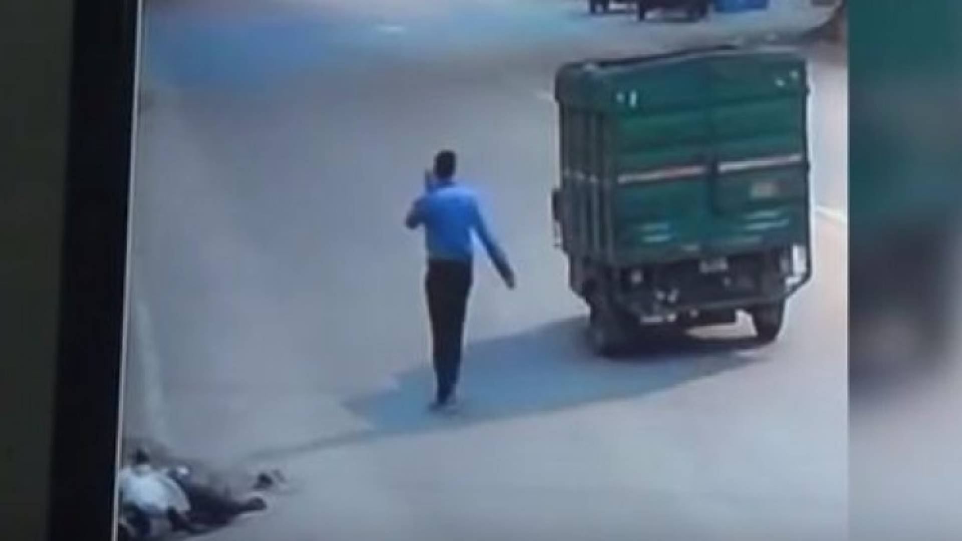 بالفيديو: سائق يصدم شخصا ويتوقف لإلقاء نظرة قبل الهرب