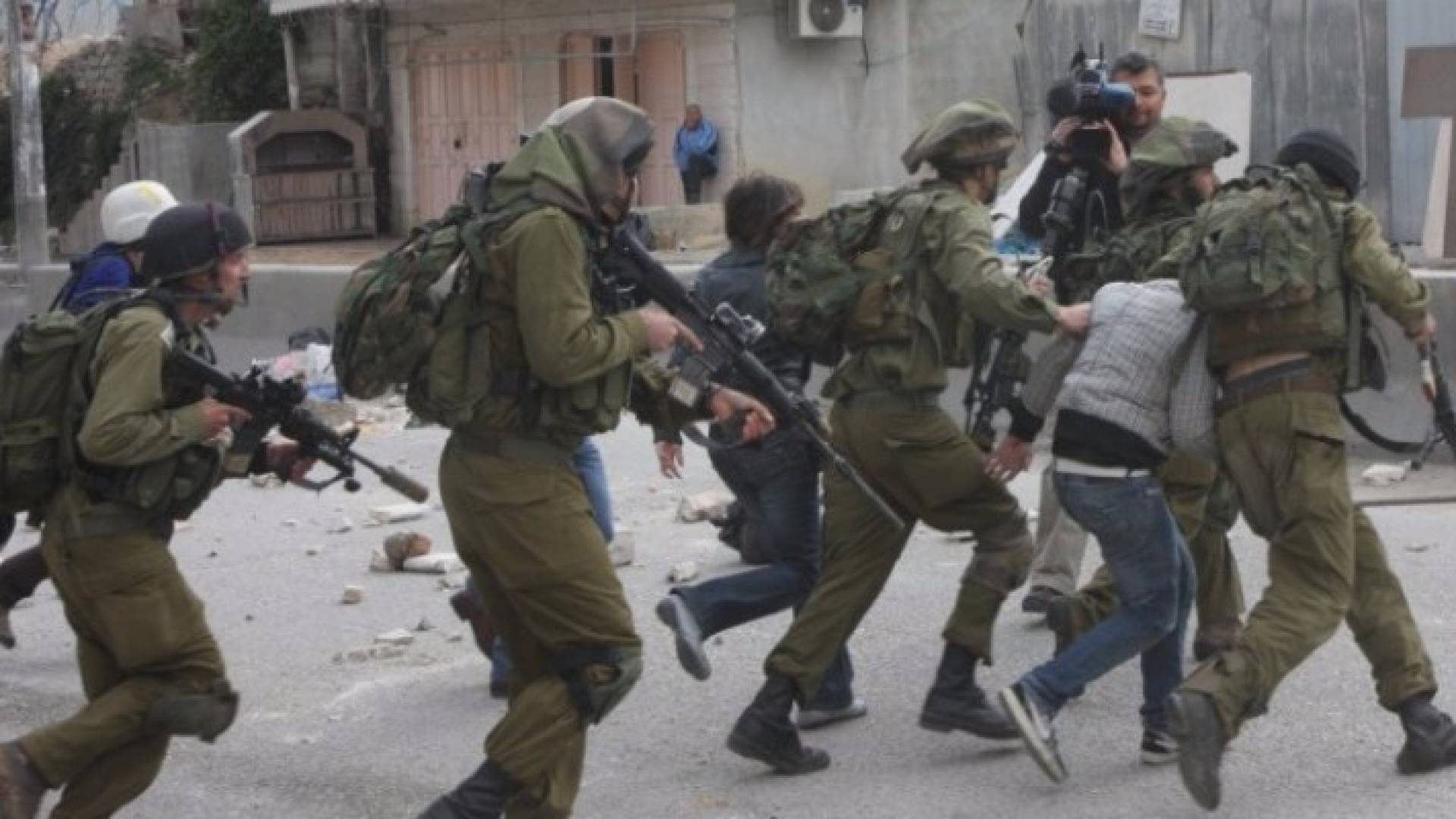 قوات الاحتلال تعتقل 19 فلسطينيا